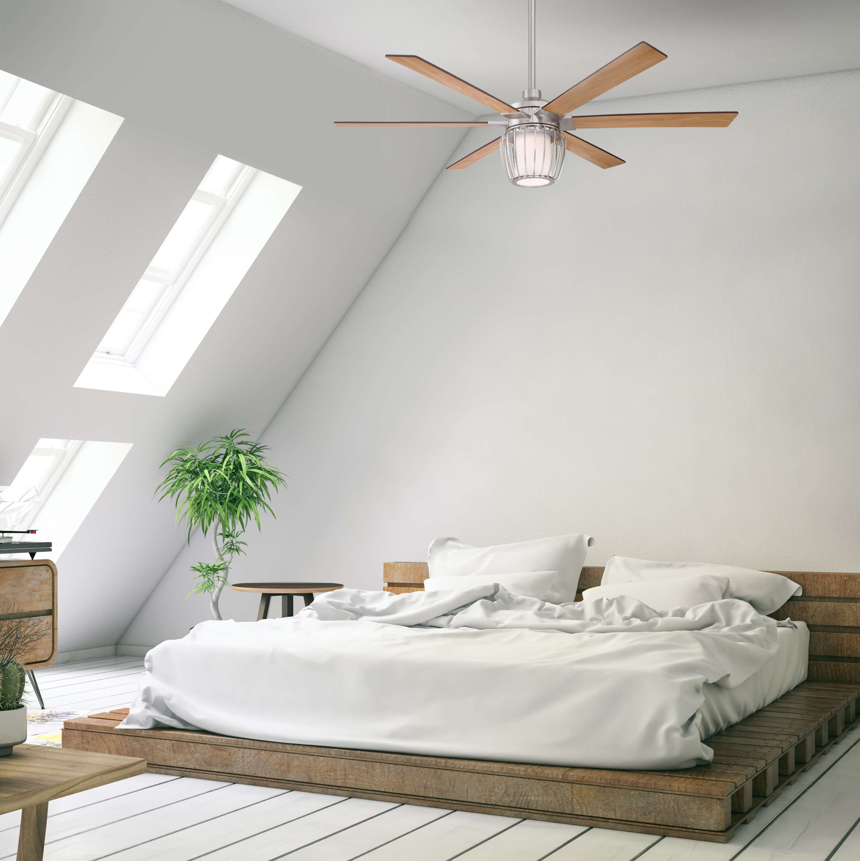 Schlafzimmer mit Deckenventilator, Bett und Pflanzen. Weiße Wände und Dachfenster.