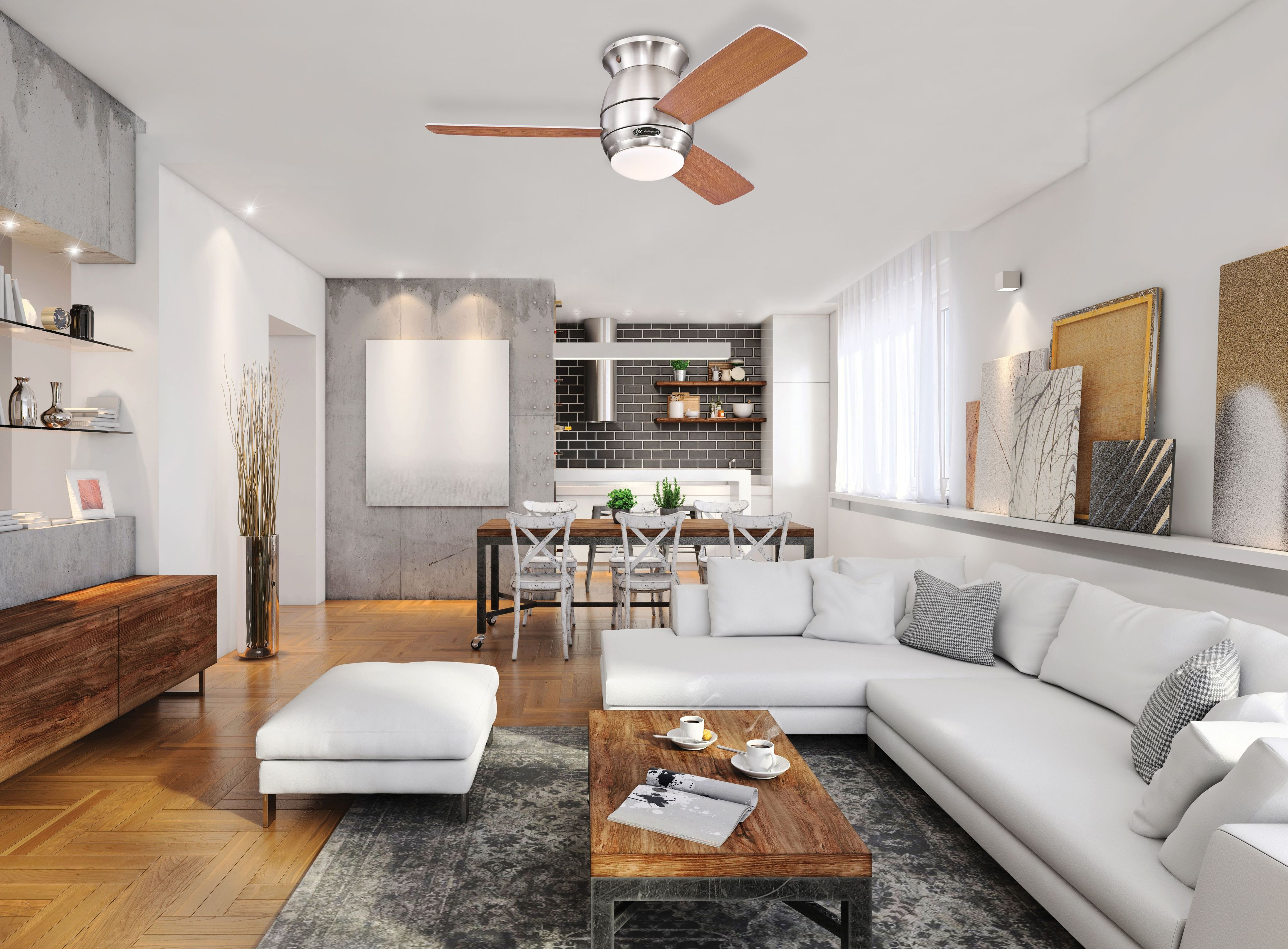 Wohnzimmer im modernen Stil. Deckenventilator, weißes Sofa, Holztisch und Blick in die Küche.