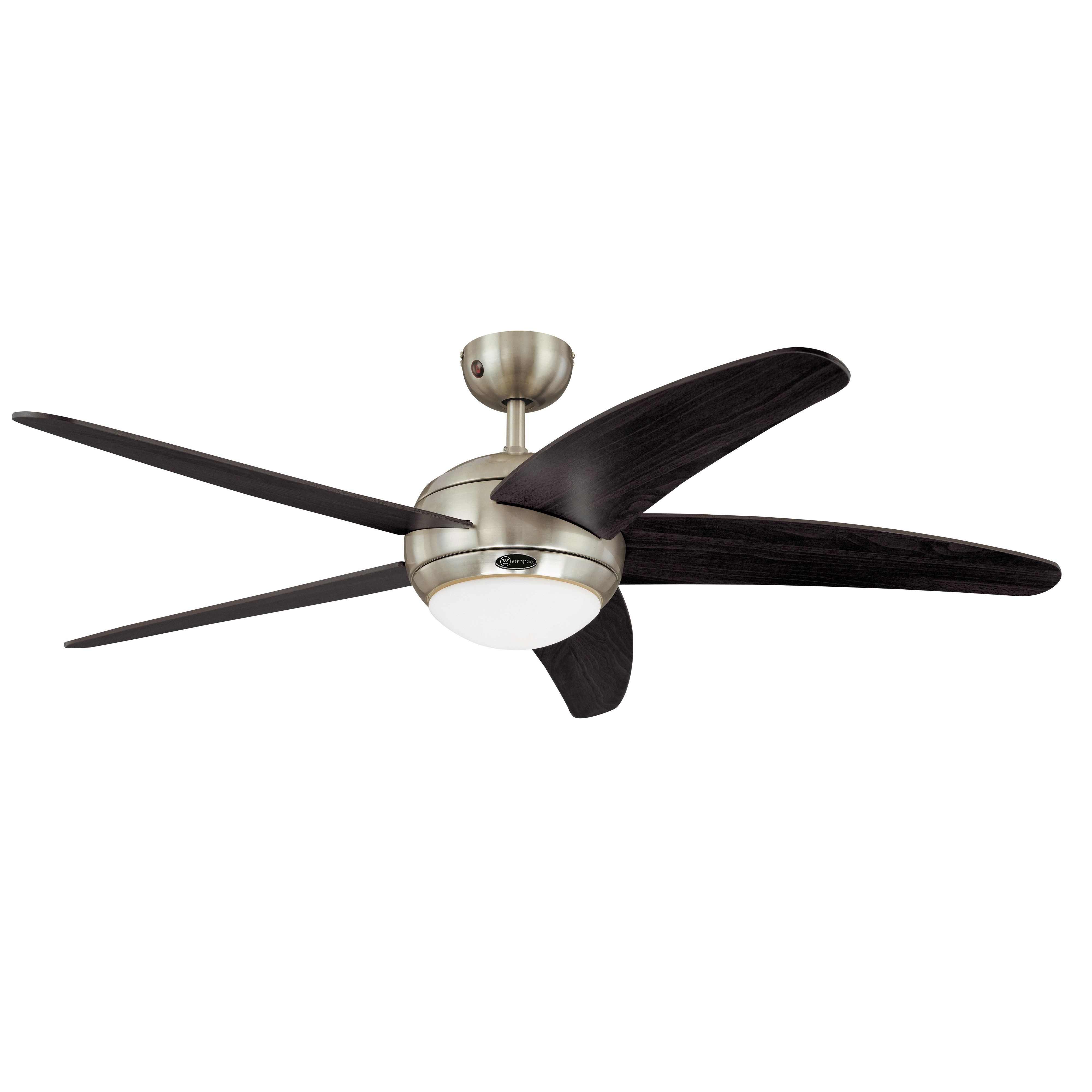 Un ventilatore a soffitto con cinque pale in legno scuro, finitura nichel spazzolato e luce.