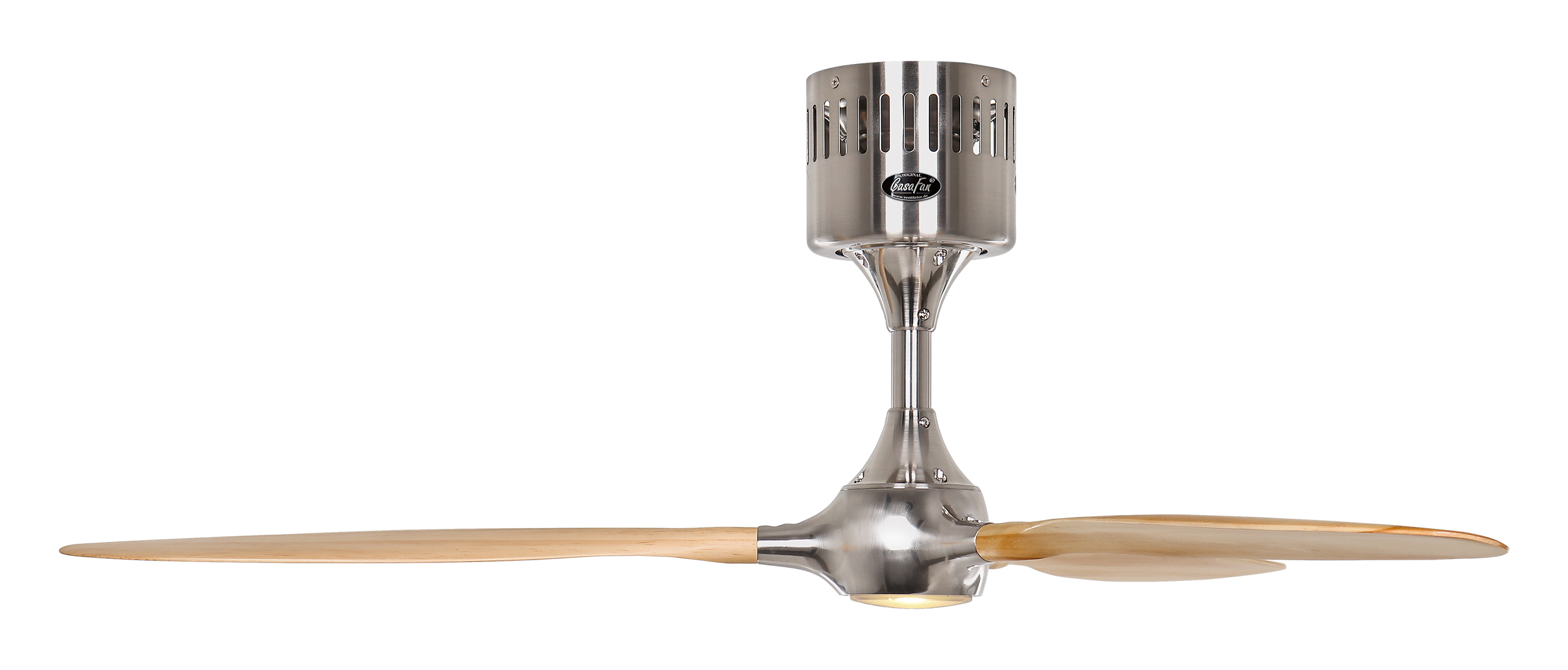 Un ventilatore da soffitto argentato con pale in legno e una parte superiore cilindrica.