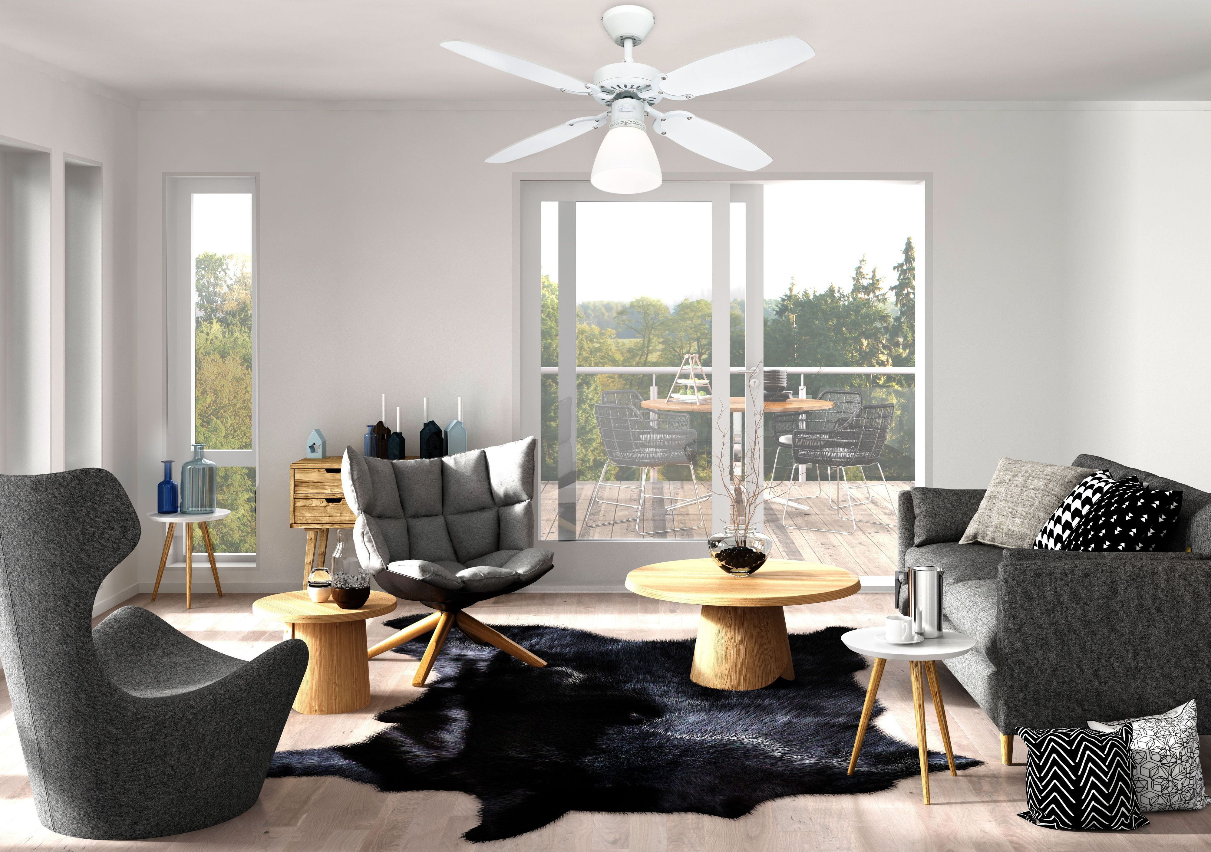 Wohnzimmer mit Möbeln, Ventilator und Blick auf einen Balkon. Weiße Wände.