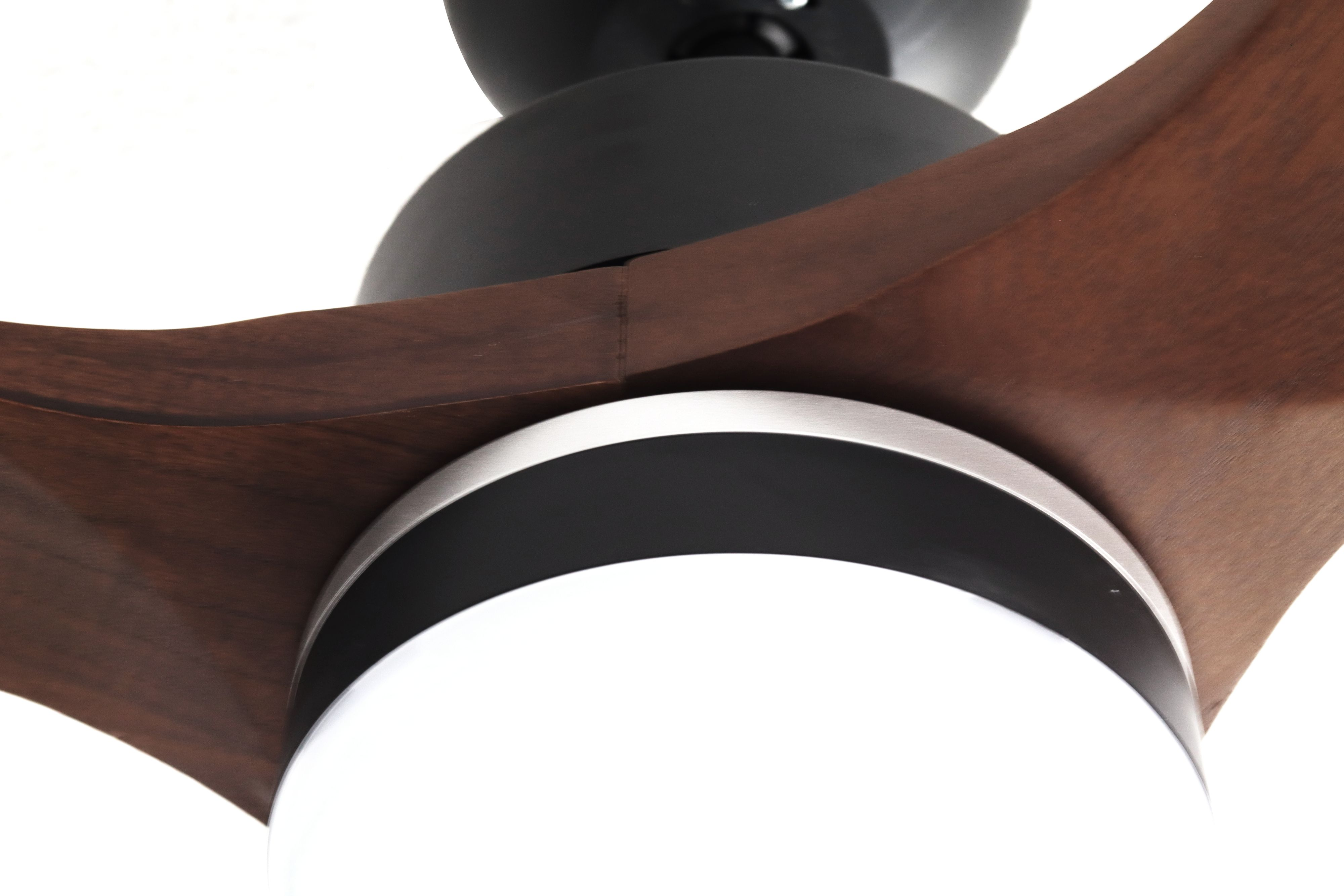 Deckenventilator mit drei dunklen Holzblättern und einem weißen Licht. Weißer Hintergrund.
