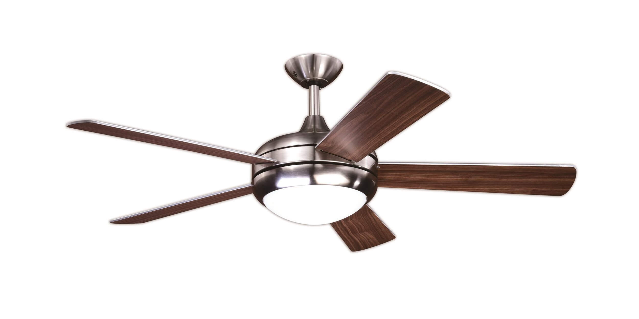 Deckenventilator mit fünf Flügeln und einem Licht in der Mitte, weißer Hintergrund.