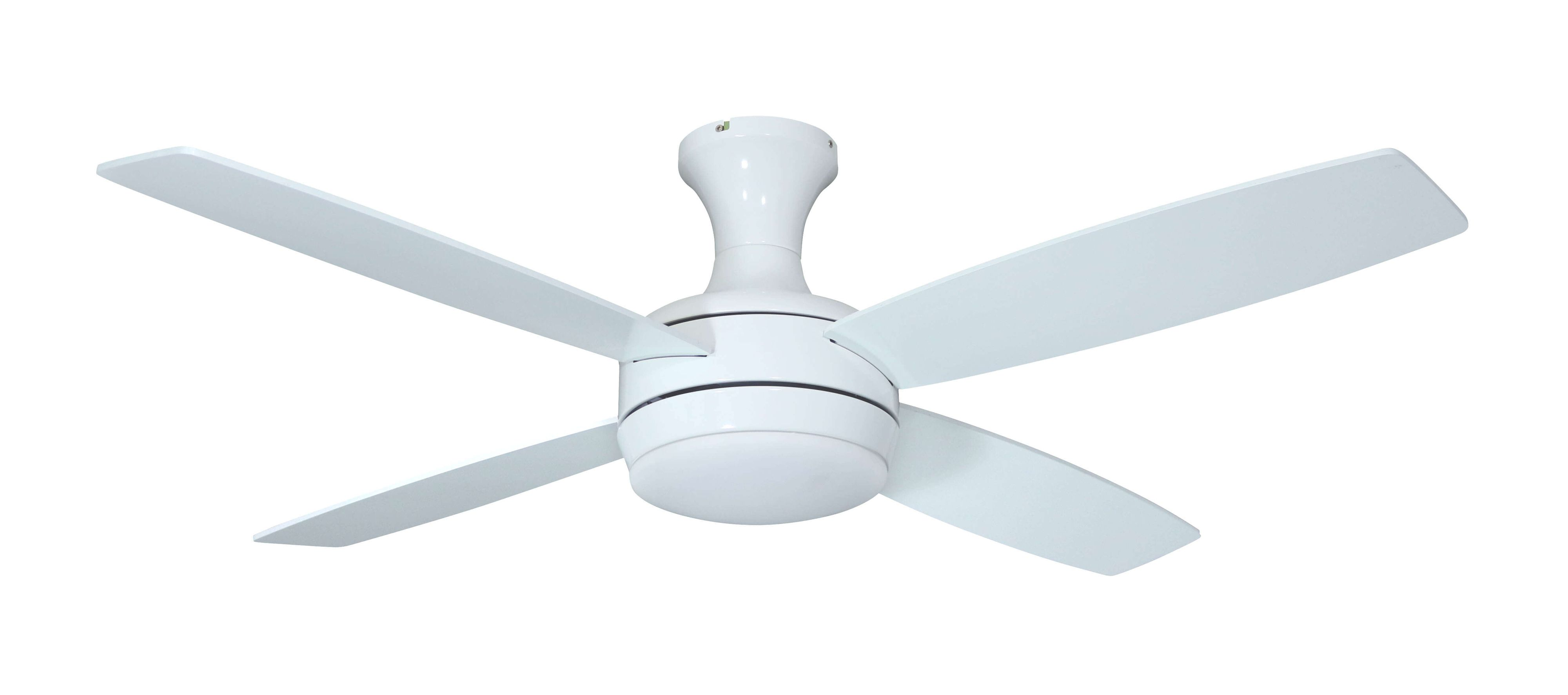 Weißer Deckenventilator mit vier Flügeln. Der Ventilator ist auf weißem Hintergrund zentriert.