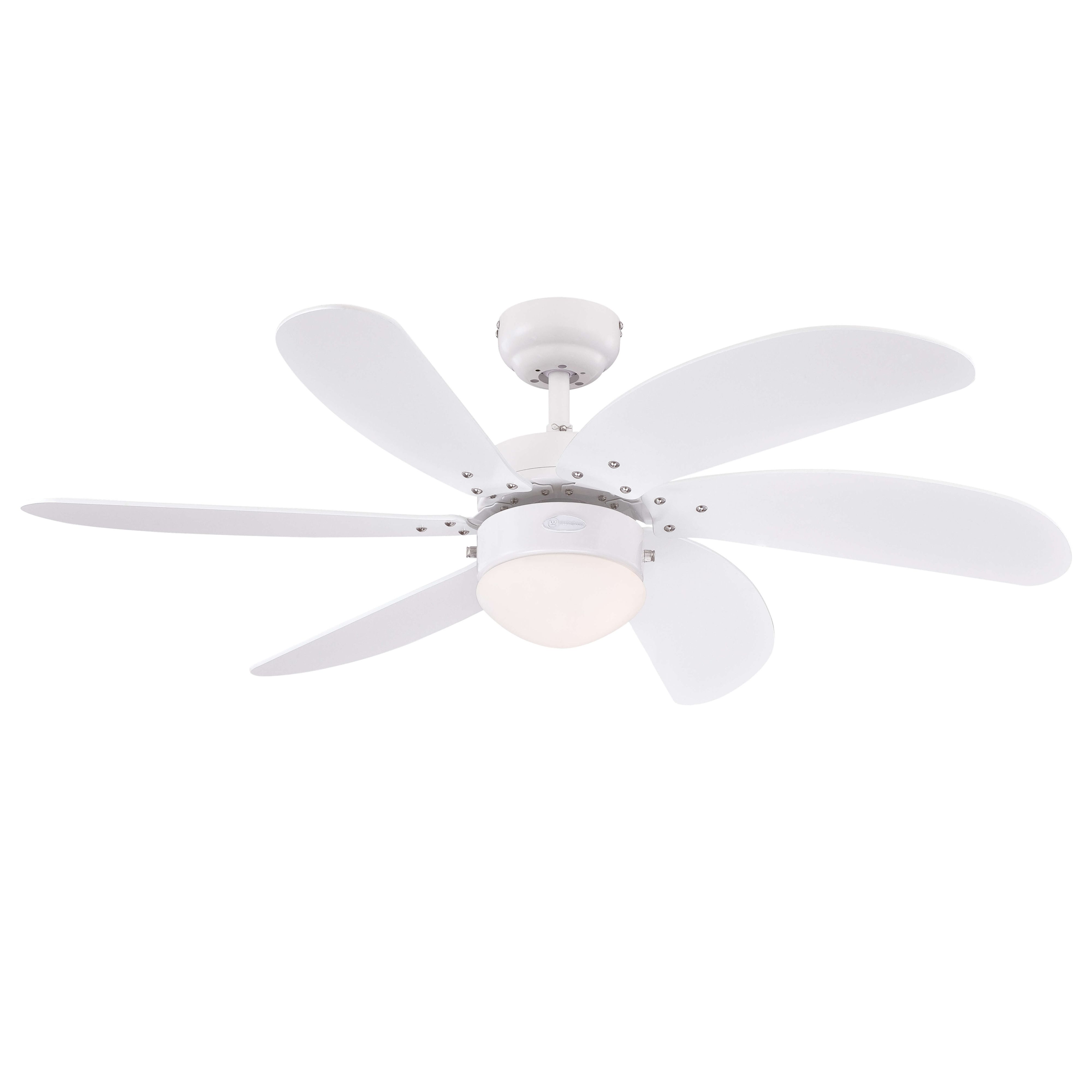 Weißer Deckenventilator mit 5 Flügeln, Leuchte in der Mitte.