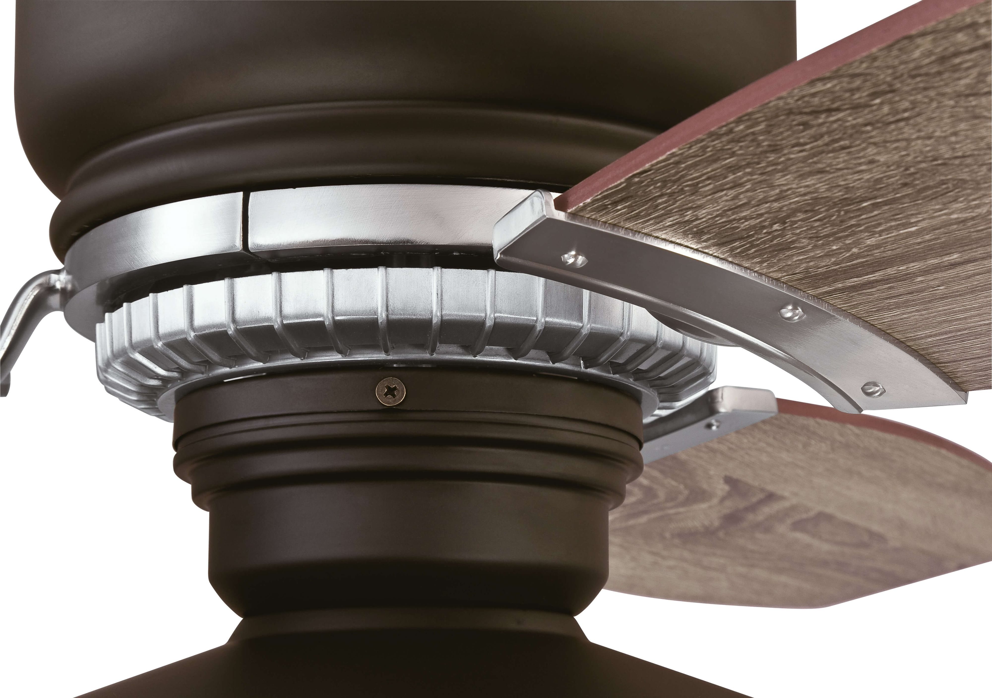 Nahaufnahme eines braunen Deckenventilator-Motors und Holzflügeln.