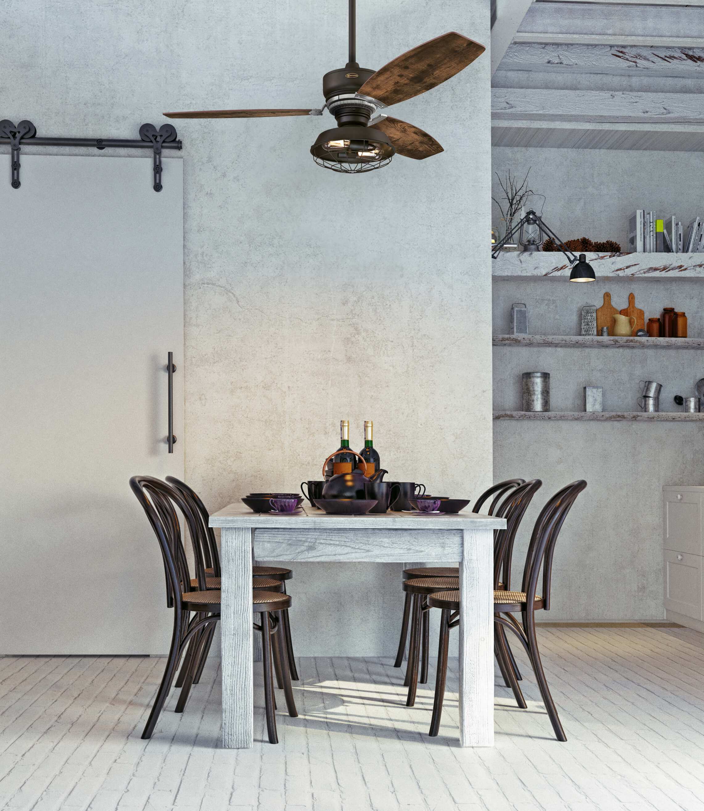 Esszimmer mit Deckenventilator. Ein weißer Tisch mit sechs Stühlen ist für eine Mahlzeit gedeckt.