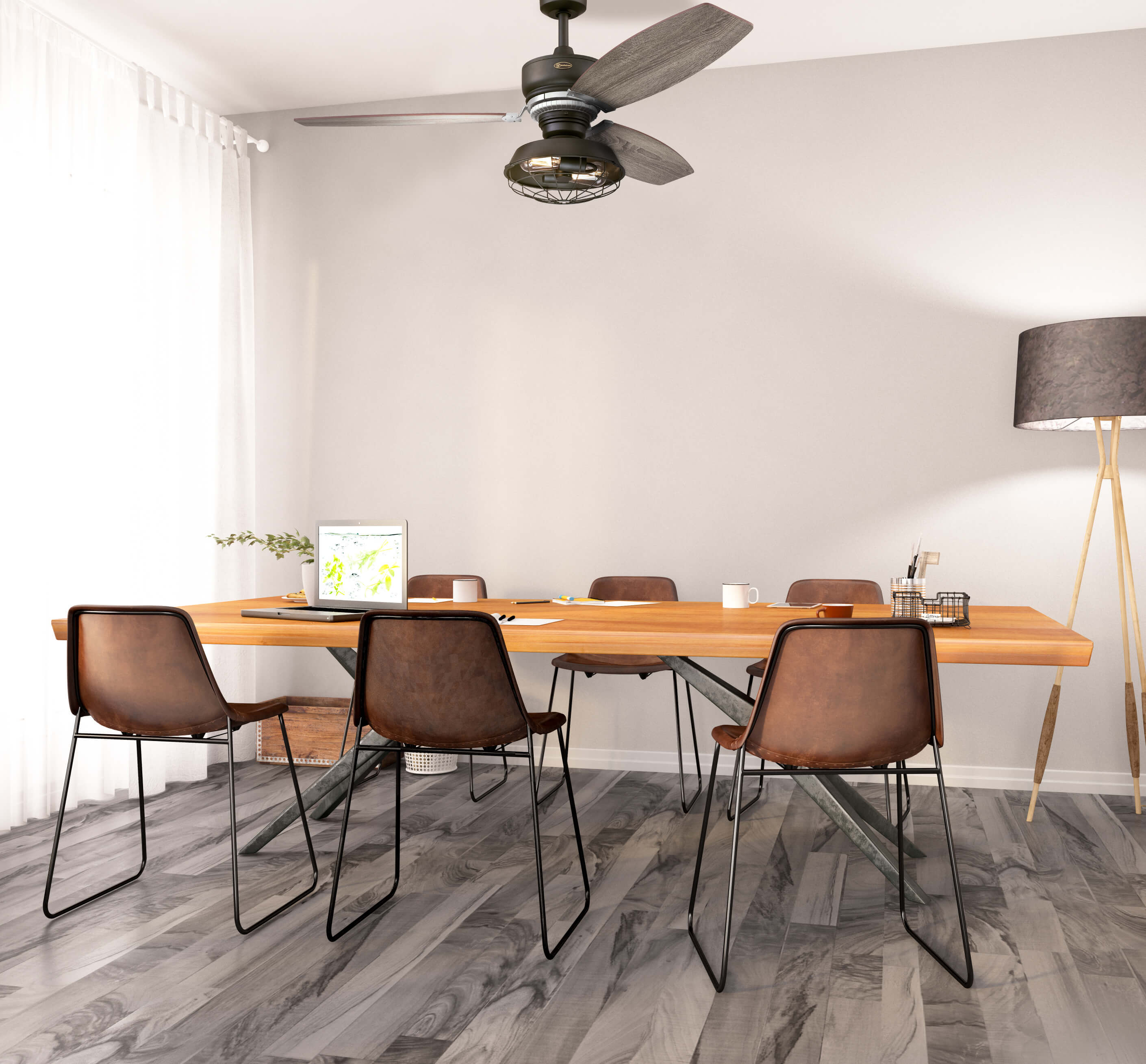 Esszimmer mit Deckenventilator. Tisch, Stühle und Lampe. Grauer Holzboden.