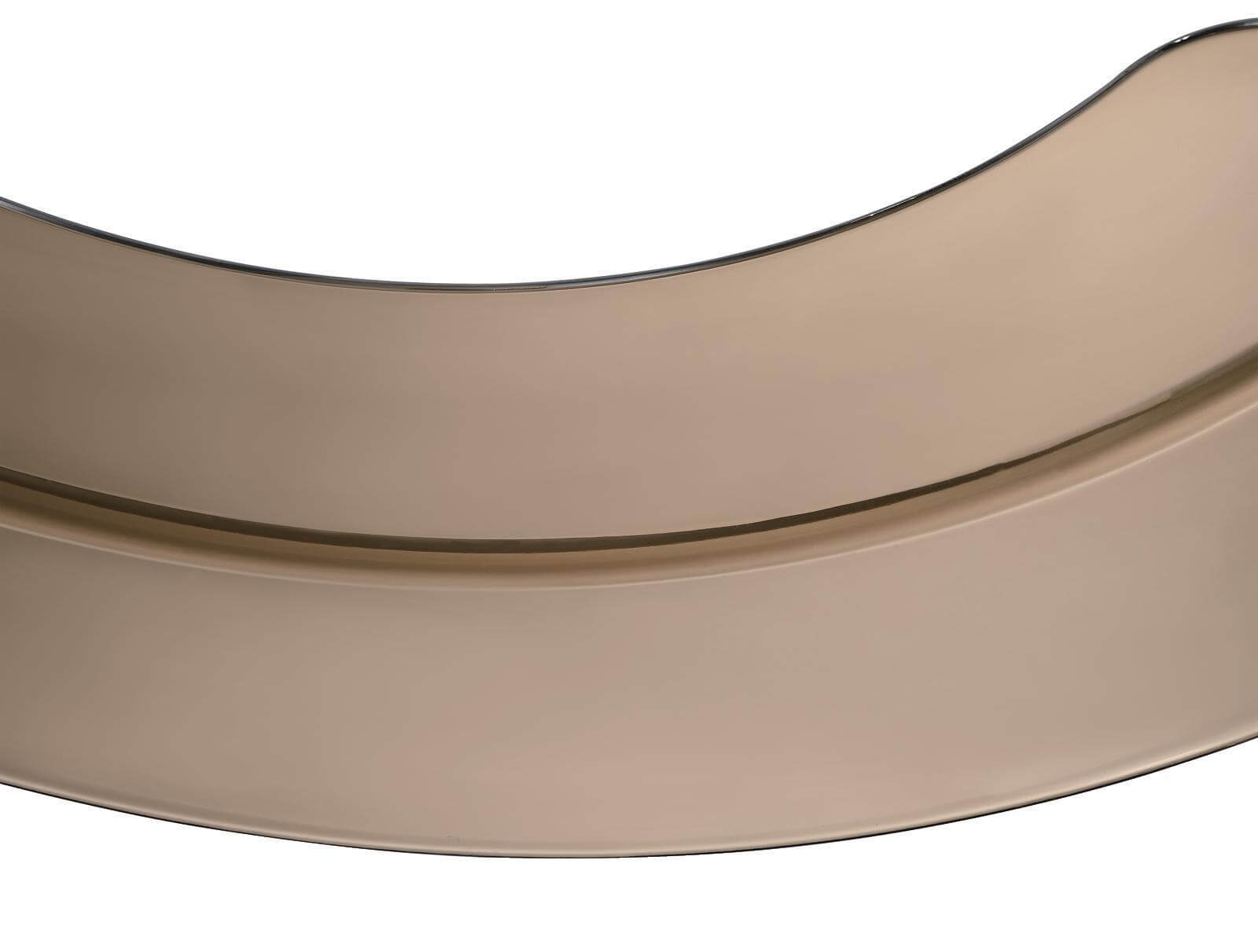Nahaufnahme einer geschwungenen, metallischen, bronzefarbenen Oberfläche. Glatt und reflektierend auf weißem Grund.