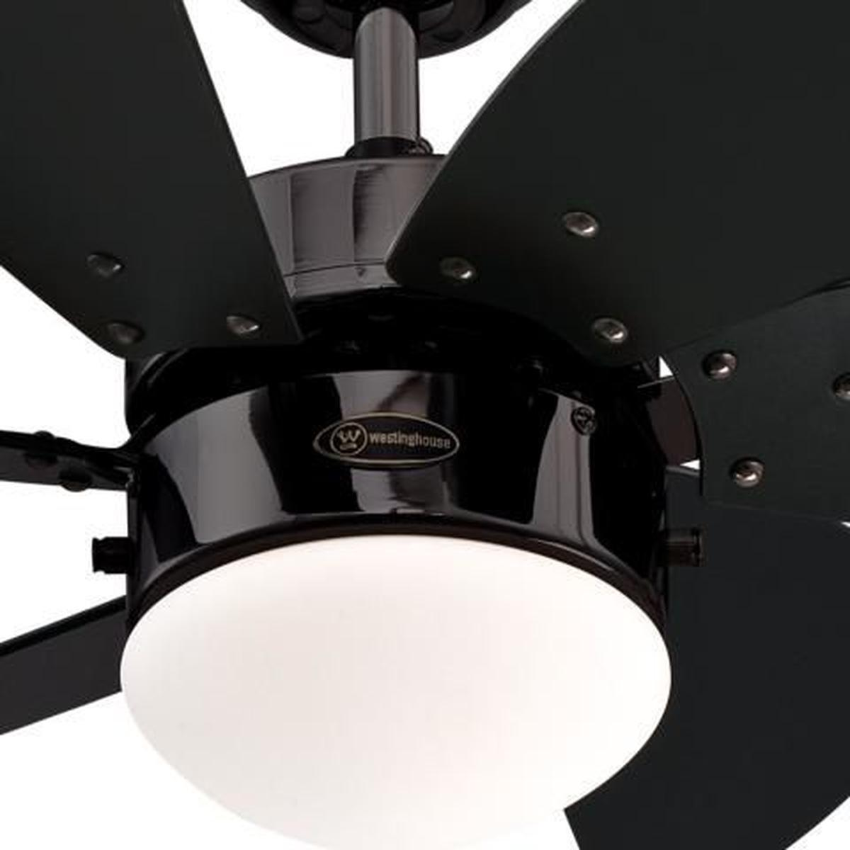 Schwarzer Deckenventilator mit schwarzen Flügeln und weißem Licht.