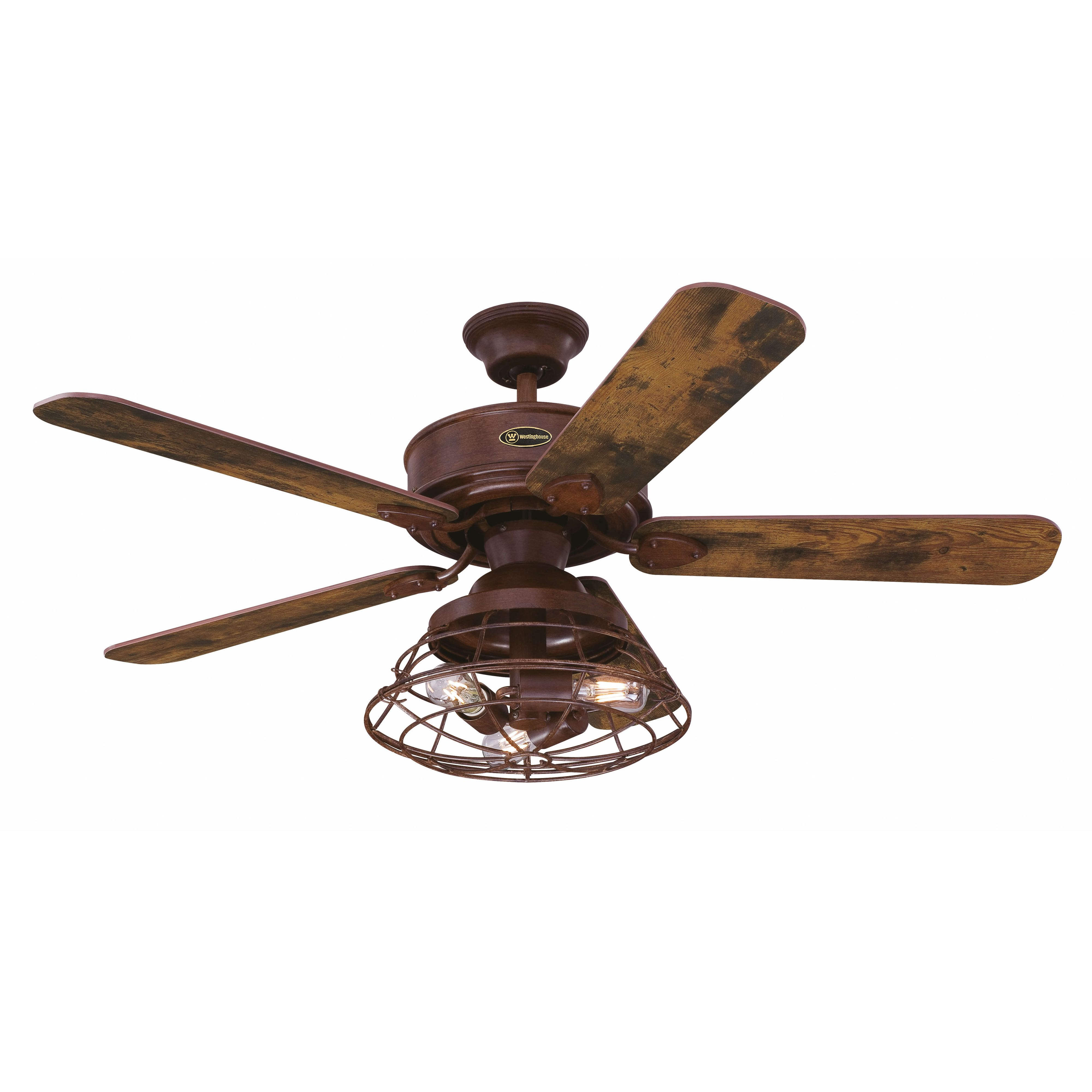 Brauner Deckenventilator mit vier Blättern und einer Käfigleuchte auf weißem Hintergrund.