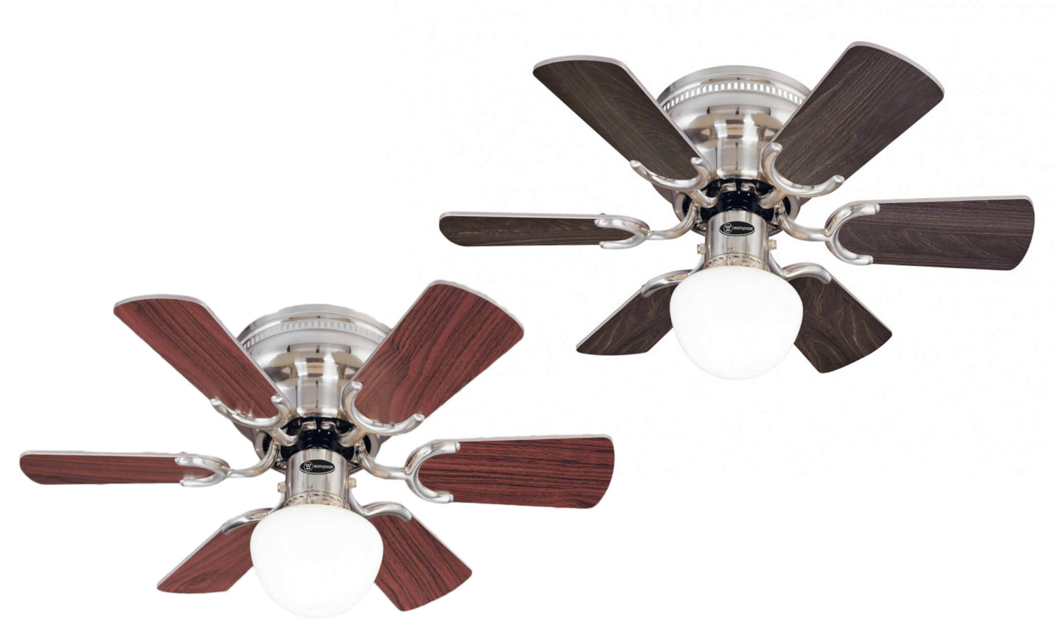 Zwei Deckenventilatoren mit je vier Flügeln und Lichtern vor weißem Hintergrund.