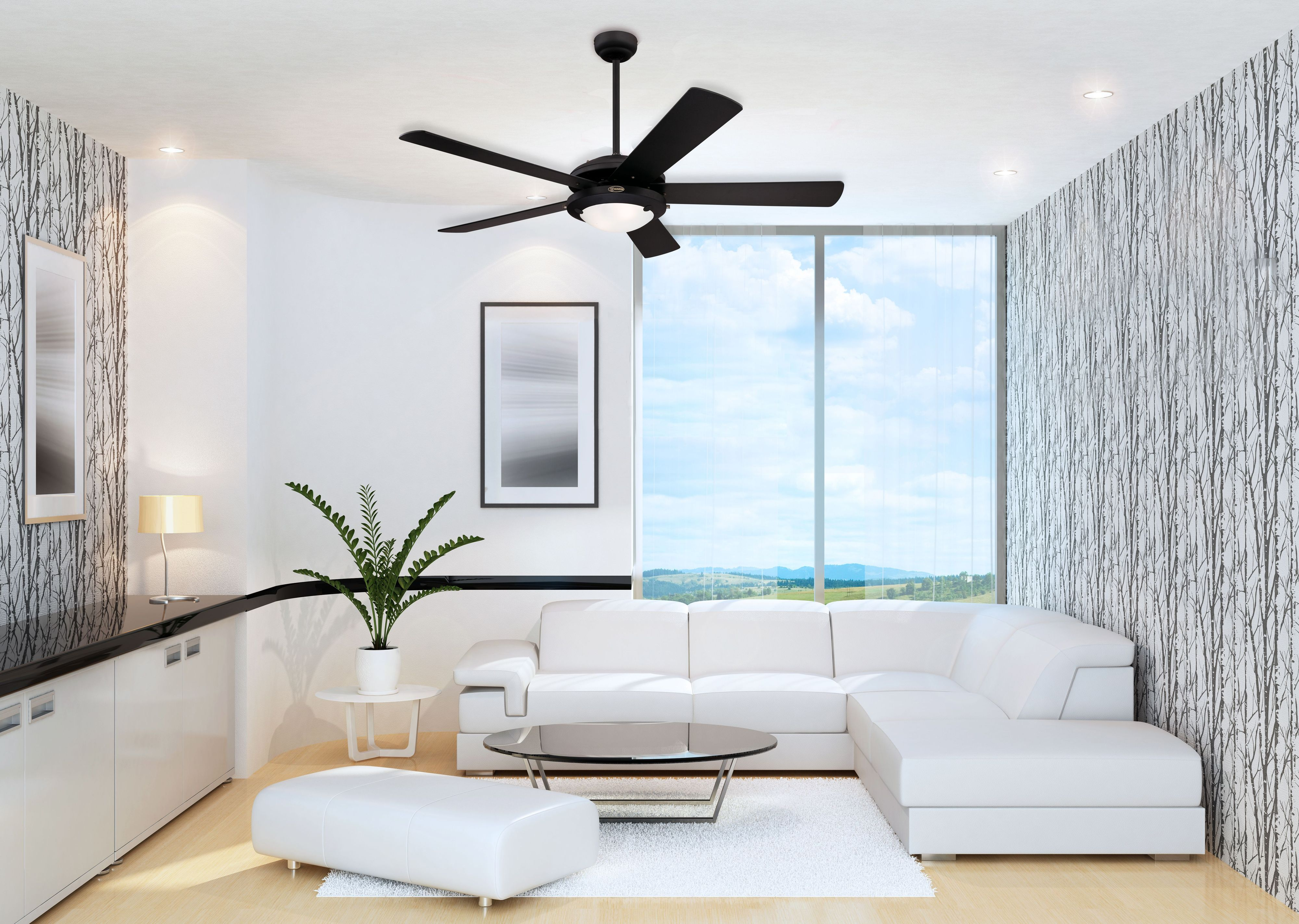 Wohnzimmer mit weißem Sofa, Deckenventilator und Dekoration.