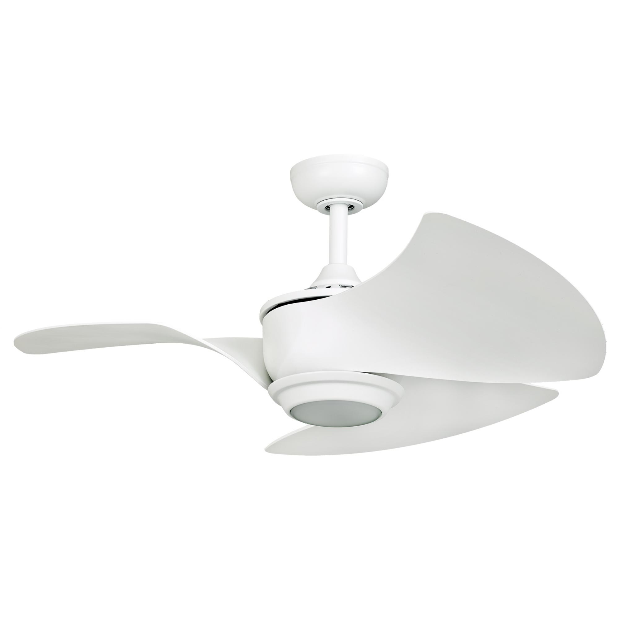 Weißer Deckenventilator mit drei gebogenen Flügeln, isoliert auf Weiß.