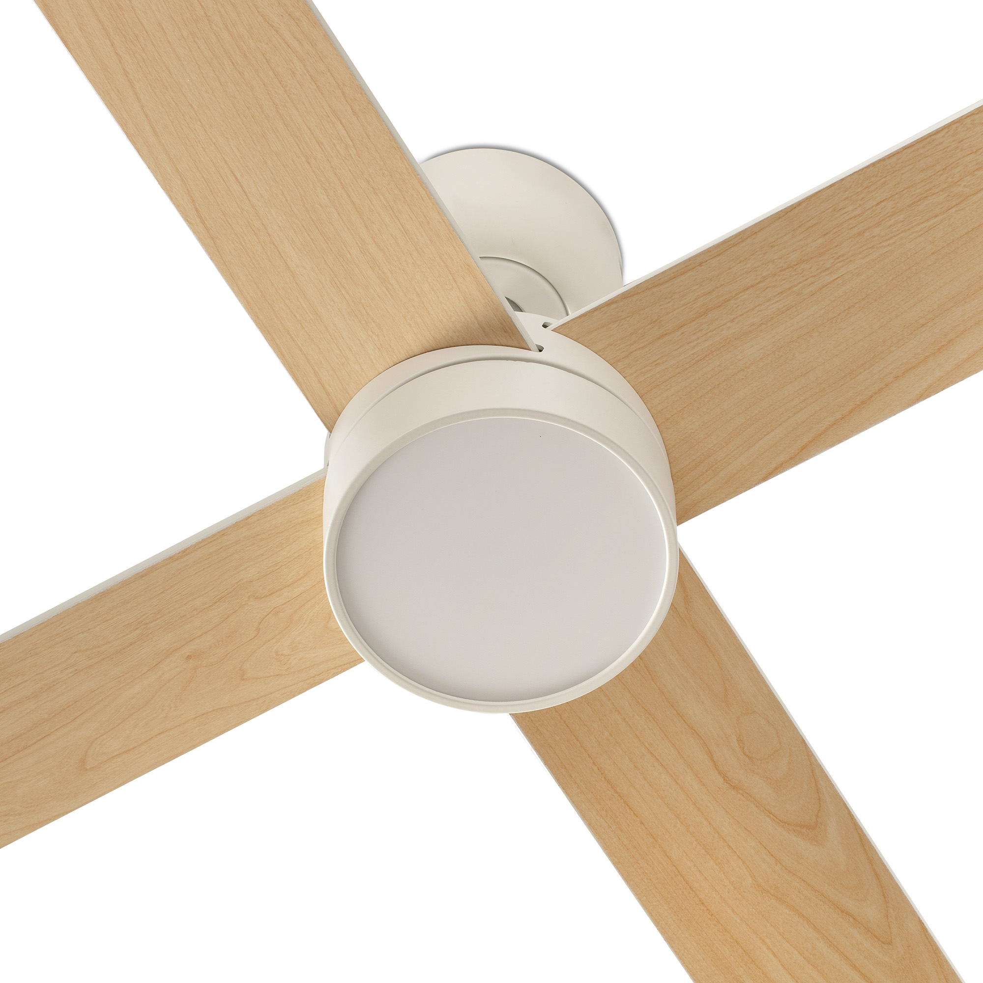 Deckenventilator mit vier hellen Holzflügeln und weißem Motor mit integriertem Licht.