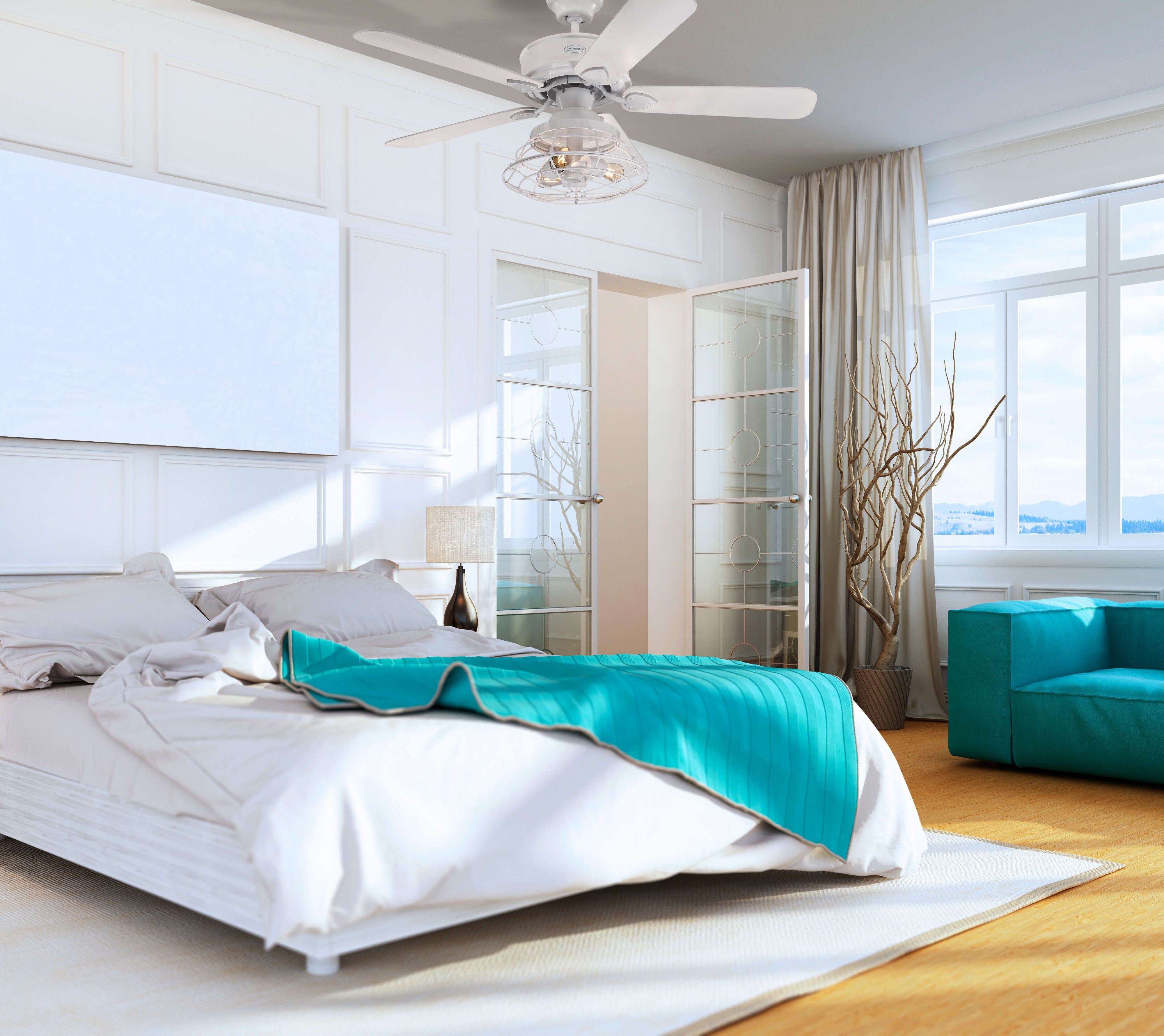 Schlafzimmer mit Bett, Deckenventilator, offenen Türen und blauem Sofa. Heller Raum.