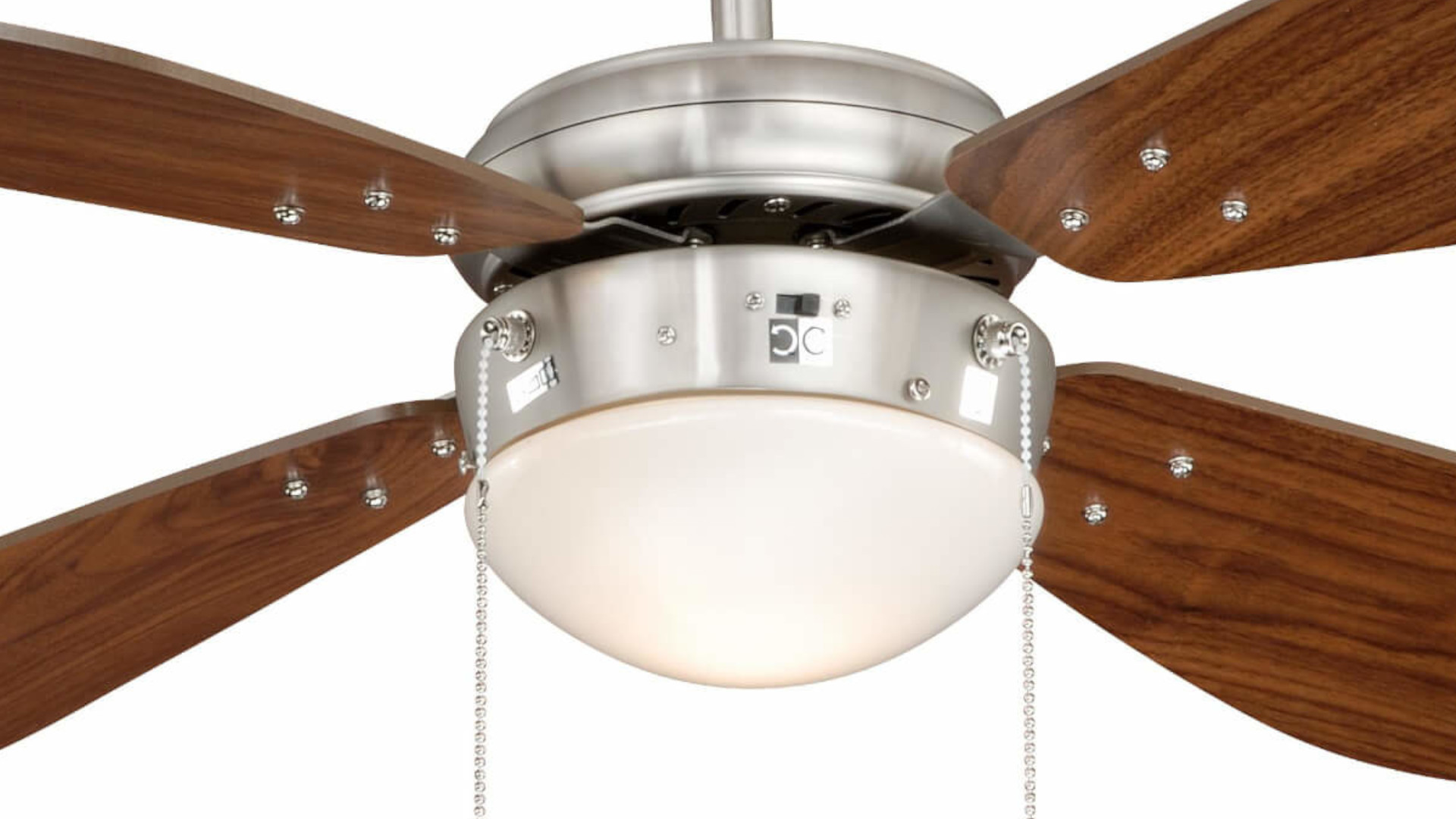 Deckenventilator mit vier braunen Flügeln, Chrom-Finish und einer Leuchte.