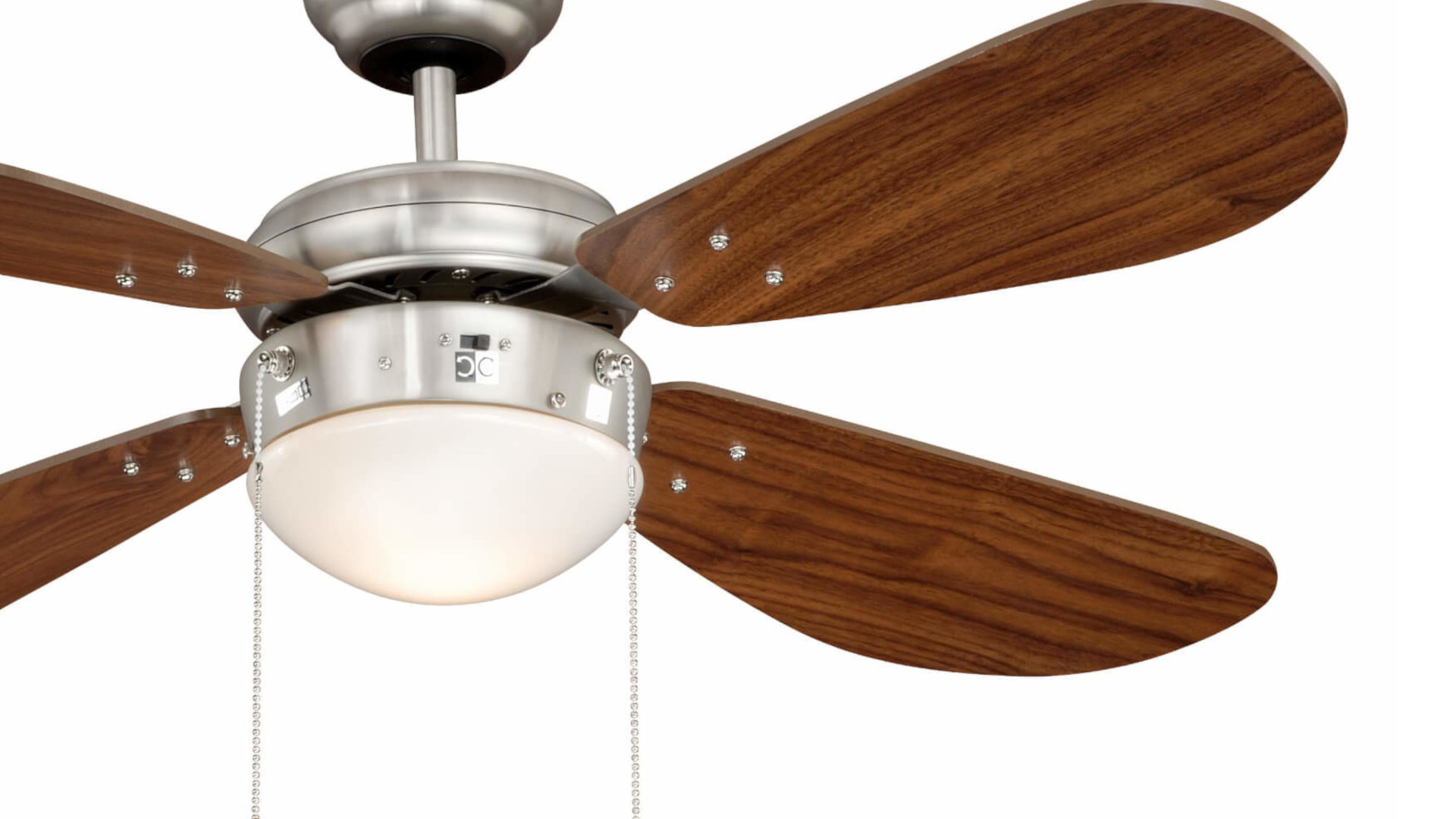 Ein Deckenventilator mit Holzflügeln, silbernem Motorgehäuse und einem Licht mit Milchglas.