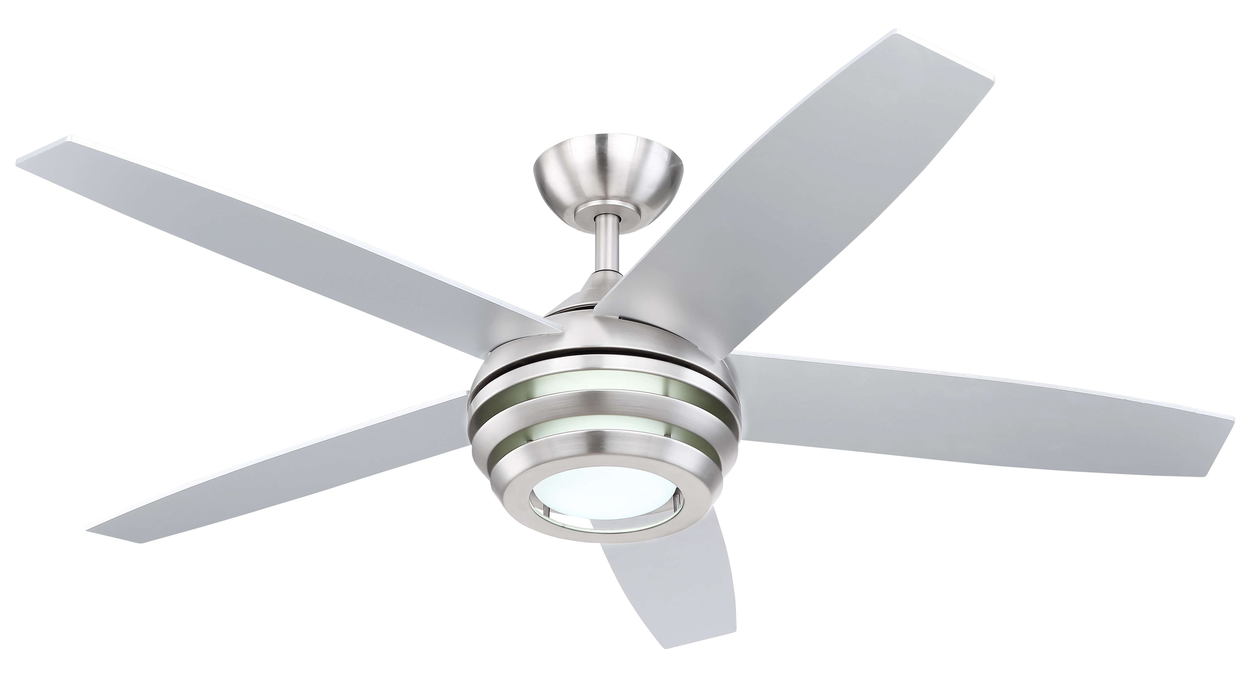 Silberner Deckenventilator mit fünf Flügeln, zentralem Licht und weißem Hintergrund.