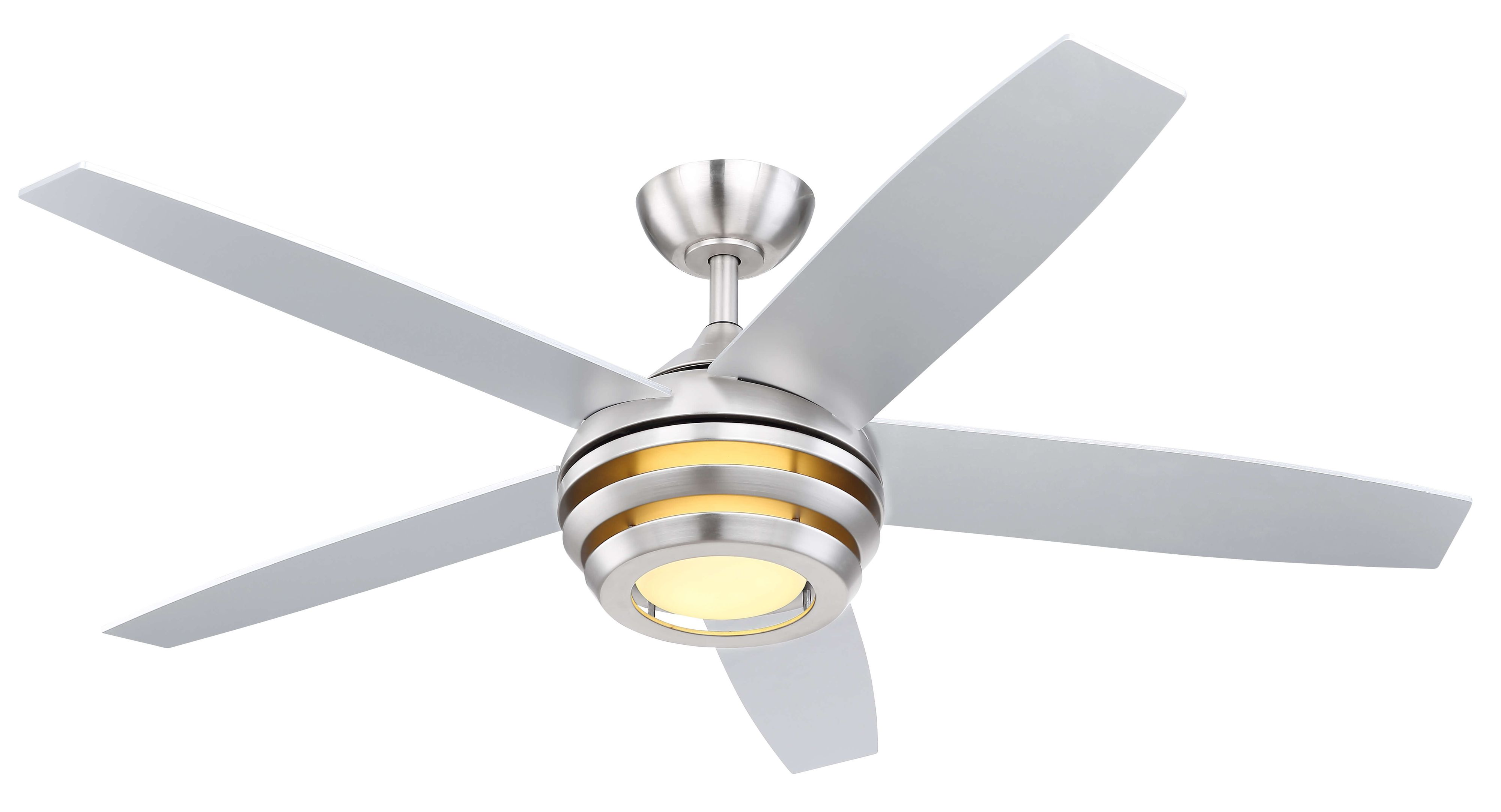 Deckenventilator mit silbernen Flügeln, Lichtring und metallischem Finish. Isoliert auf Weiß.