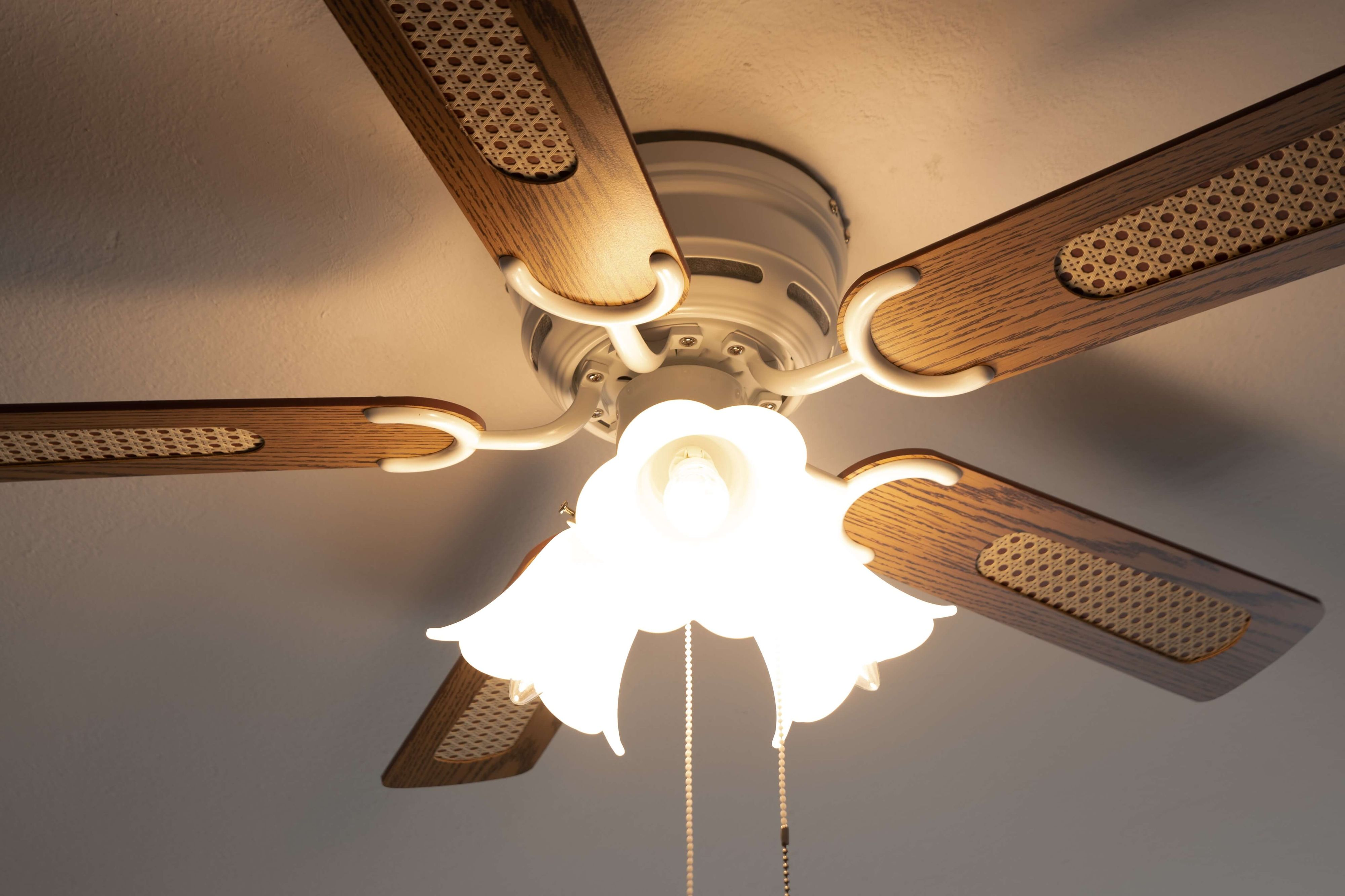 Ein Deckenventilator mit Holzoptik-Blättern und Licht.