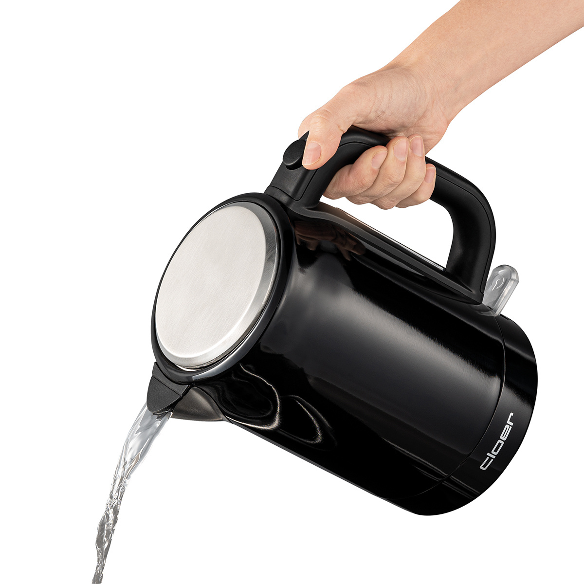 Un bollitore elettrico nero versa acqua. Una mano tiene la maniglia. Sfondo bianco.