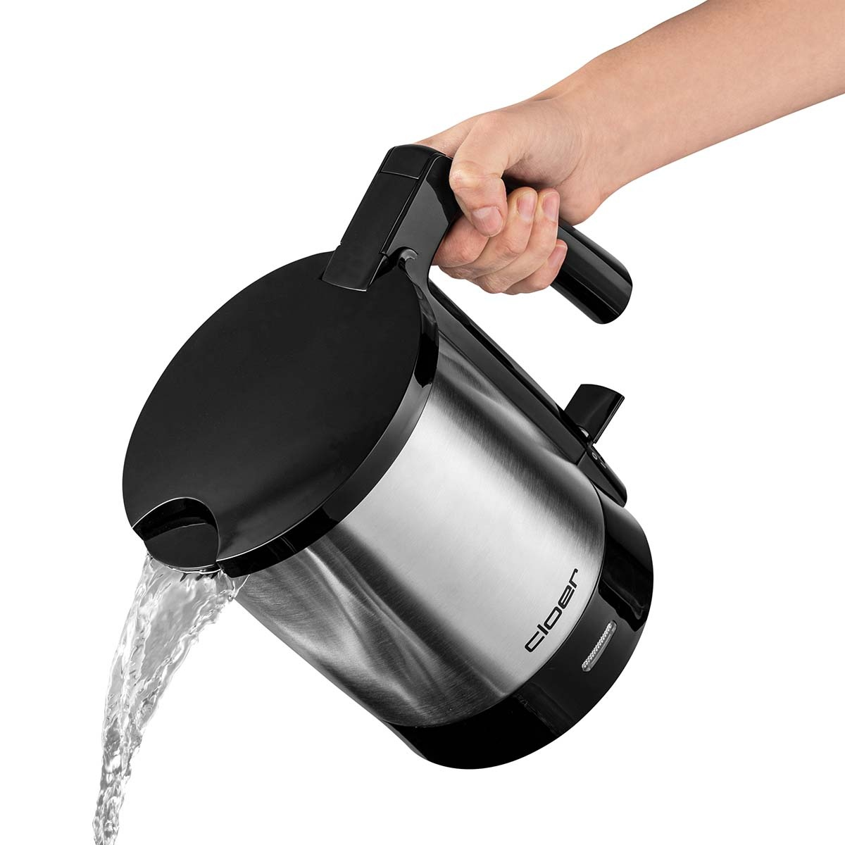 Ein silberner und schwarzer Wasserkocher, der Wasser ausgießt.