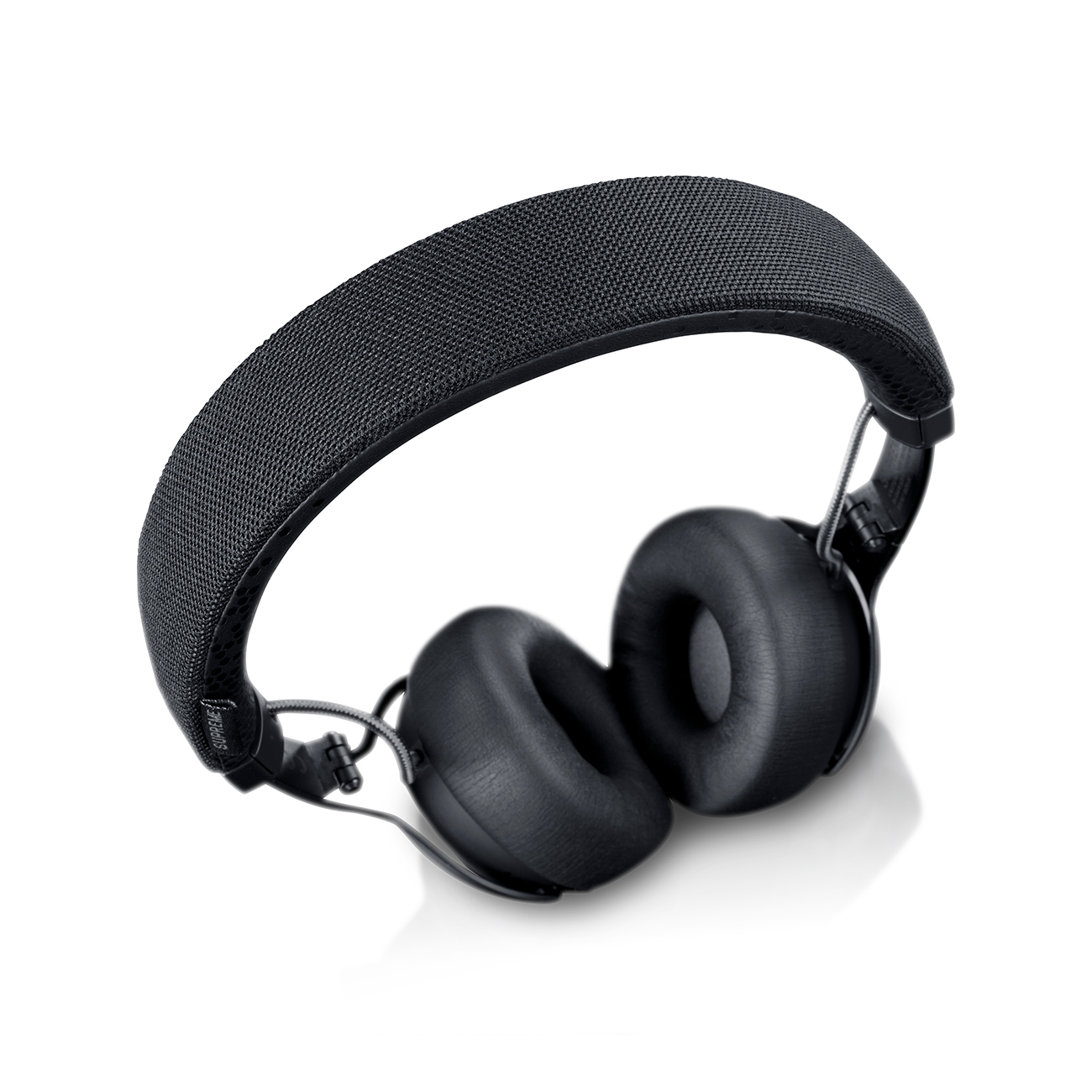 Auriculares negros, circumaurales, con diadema y almohadillas de malla. Fondo blanco.