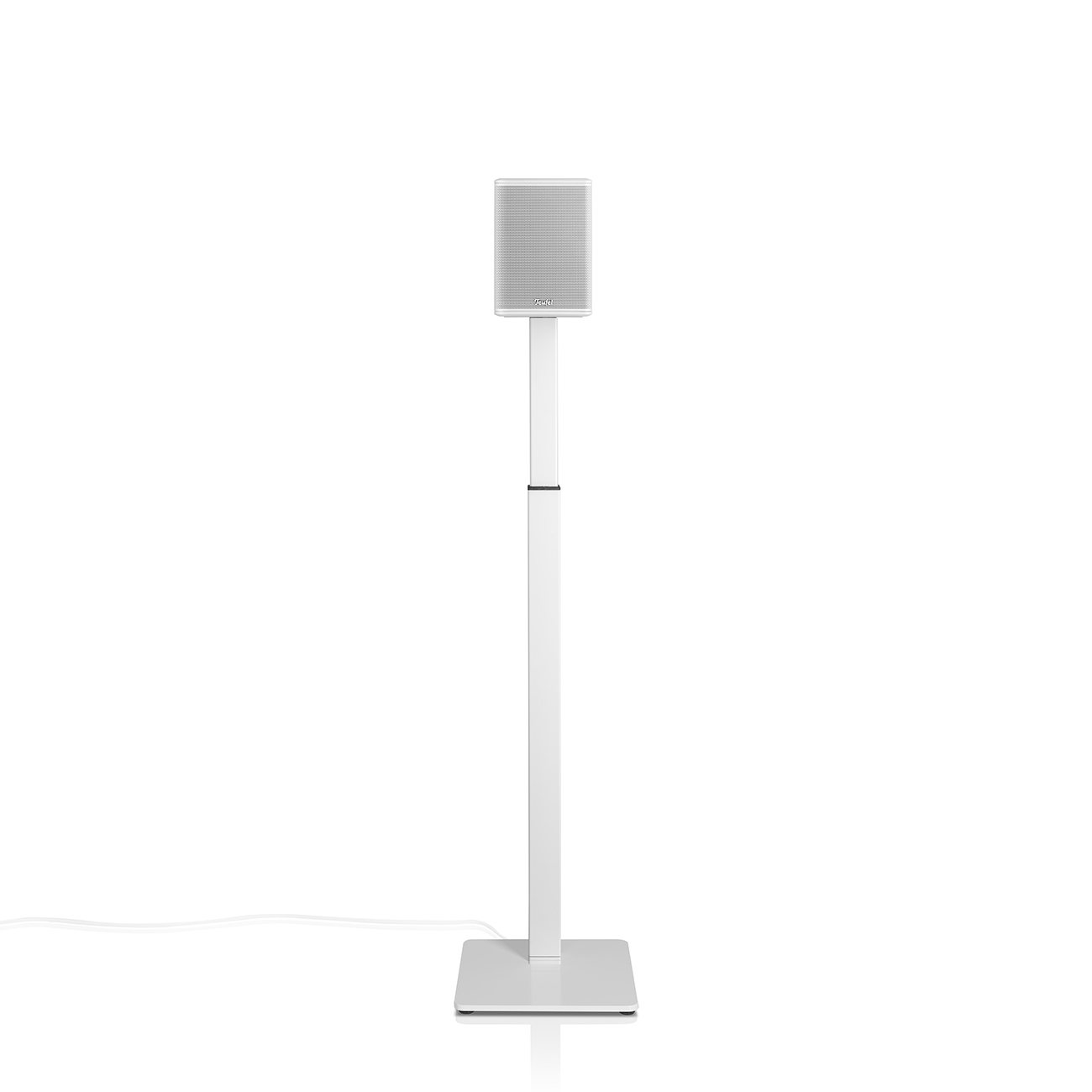 Een witte luidspreker op een witte standaard. Het staat op een witte achtergrond.