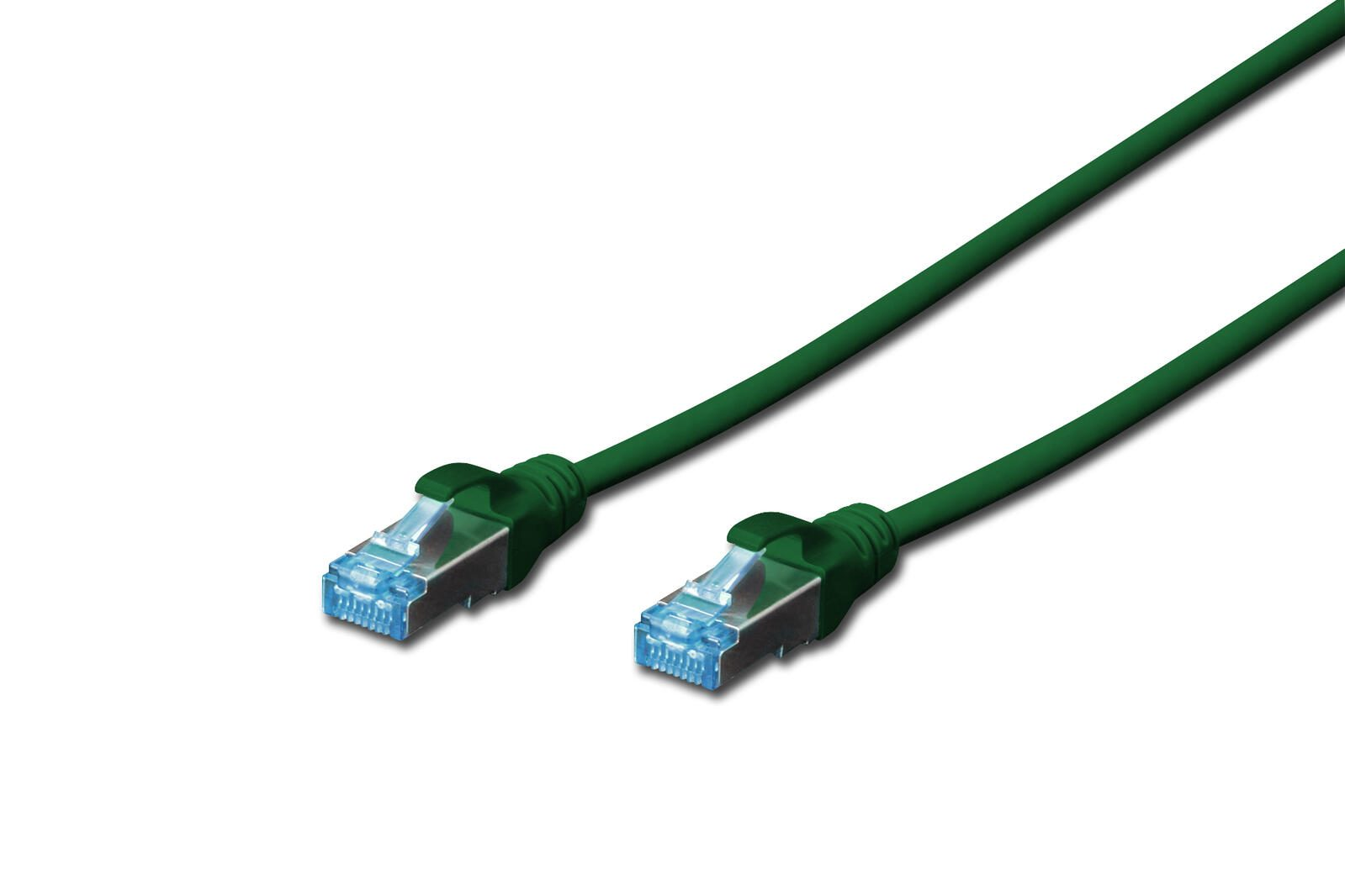 Twee groene netwerkkabels met blauwe connectoren, op een witte achtergrond.