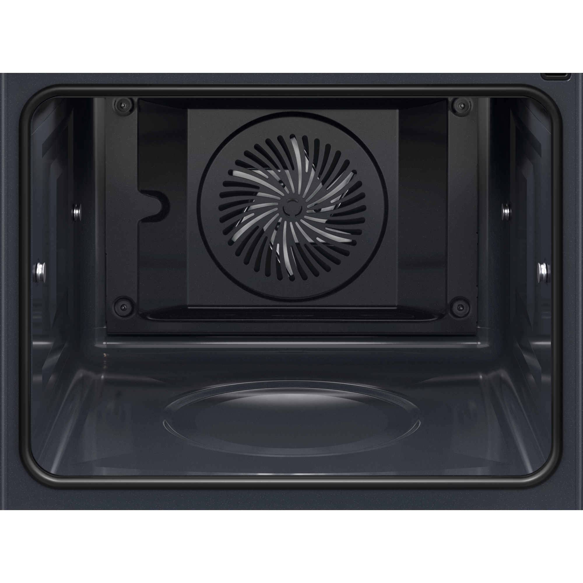 Interior de un horno, mostrando el ventilador, paredes oscuras y algunos accesorios metálicos.