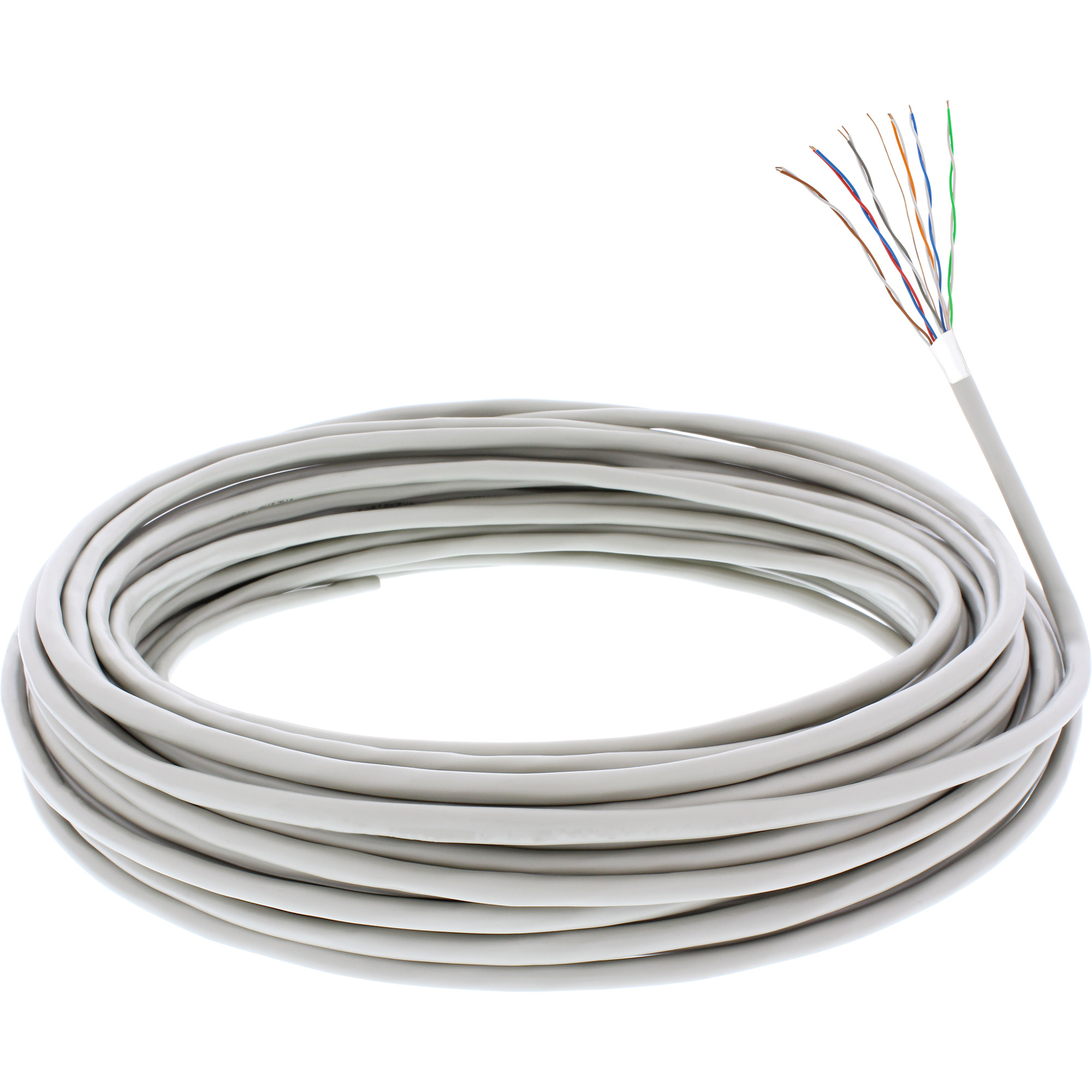 Aufgerolltes graues Kabel mit freiliegenden farbigen Drähten am Ende, weißer Hintergrund.