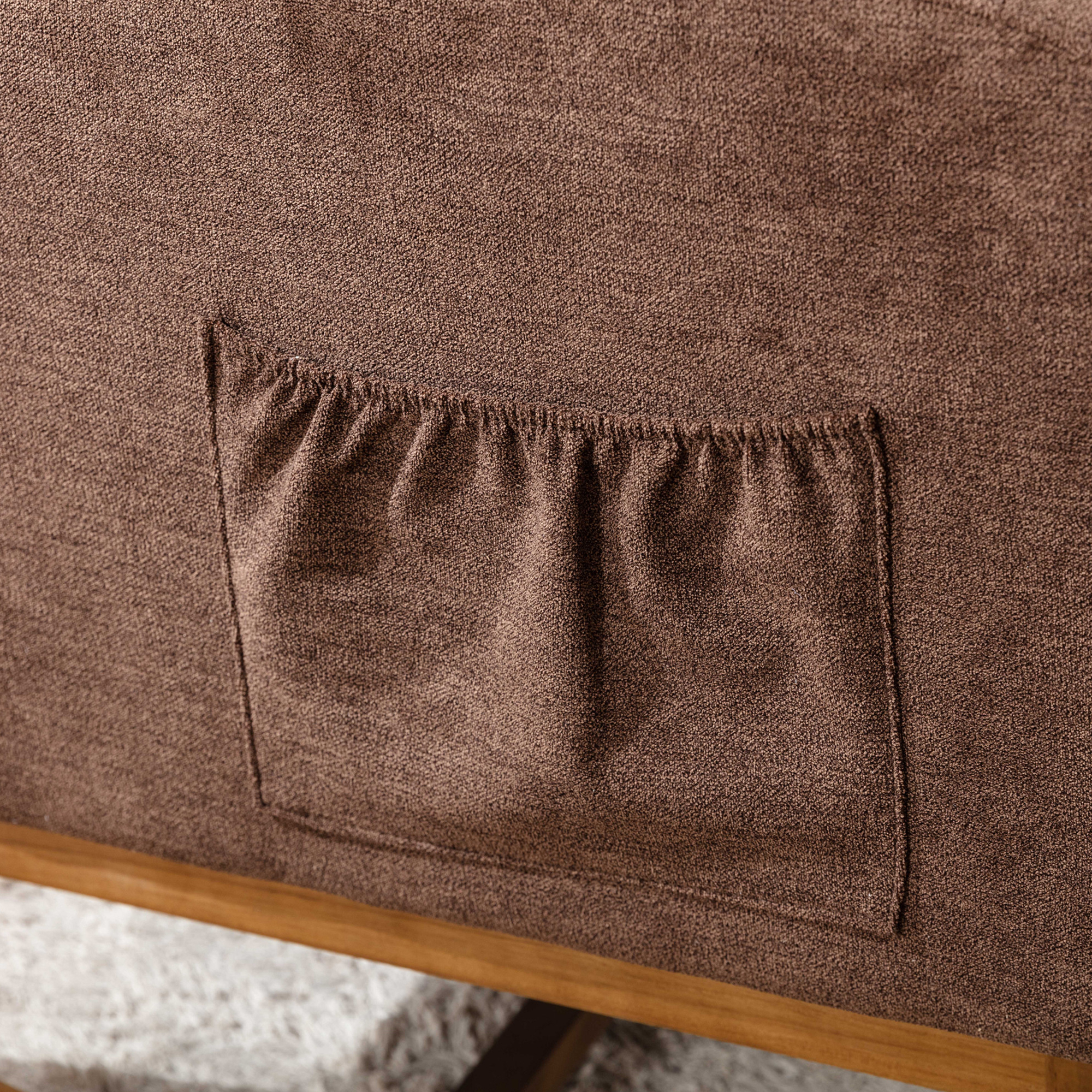 Ein brauner Stoff mit einer Tasche. Die Tasche ist rechteckig und hat einen elastischen oberen Rand.
