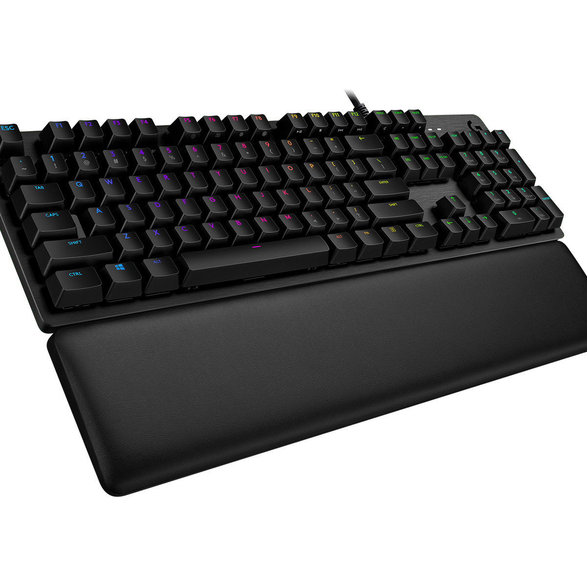 Un teclado negro con teclas de colores y un reposamuñecas negro, ligeramente inclinado hacia arriba.
