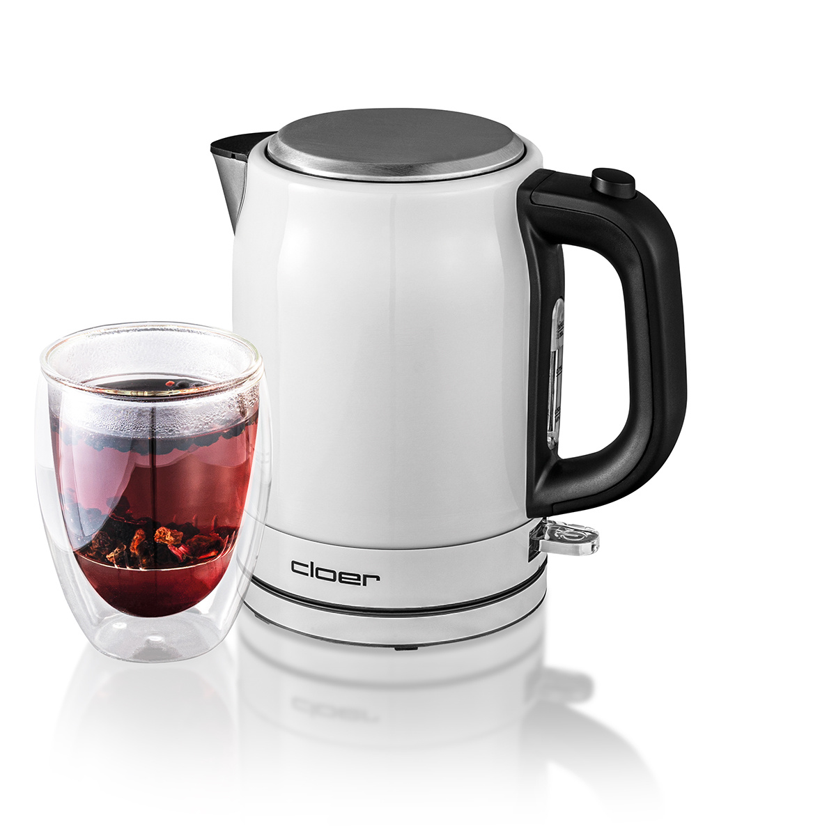Biały czajnik elektryczny i szklanka herbaty. Czarny uchwyt i pokrywa. Marka Cloer. Herbata czerwona z jagodami.