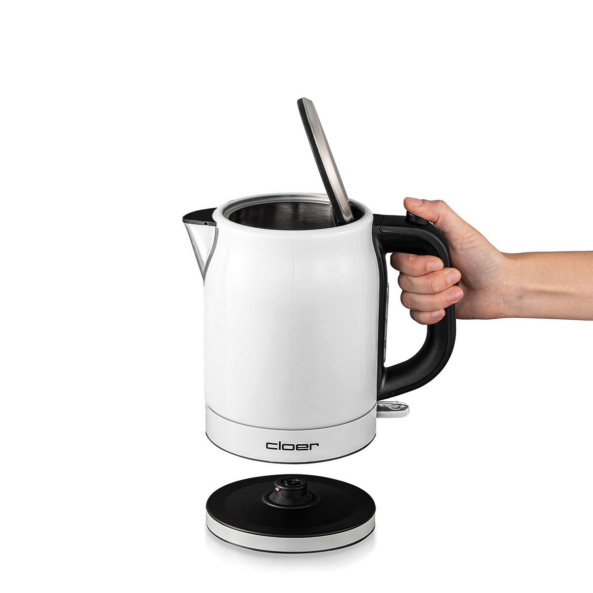 Biały czajnik elektryczny z otwartą pokrywą i dłonią trzymającą uchwyt.