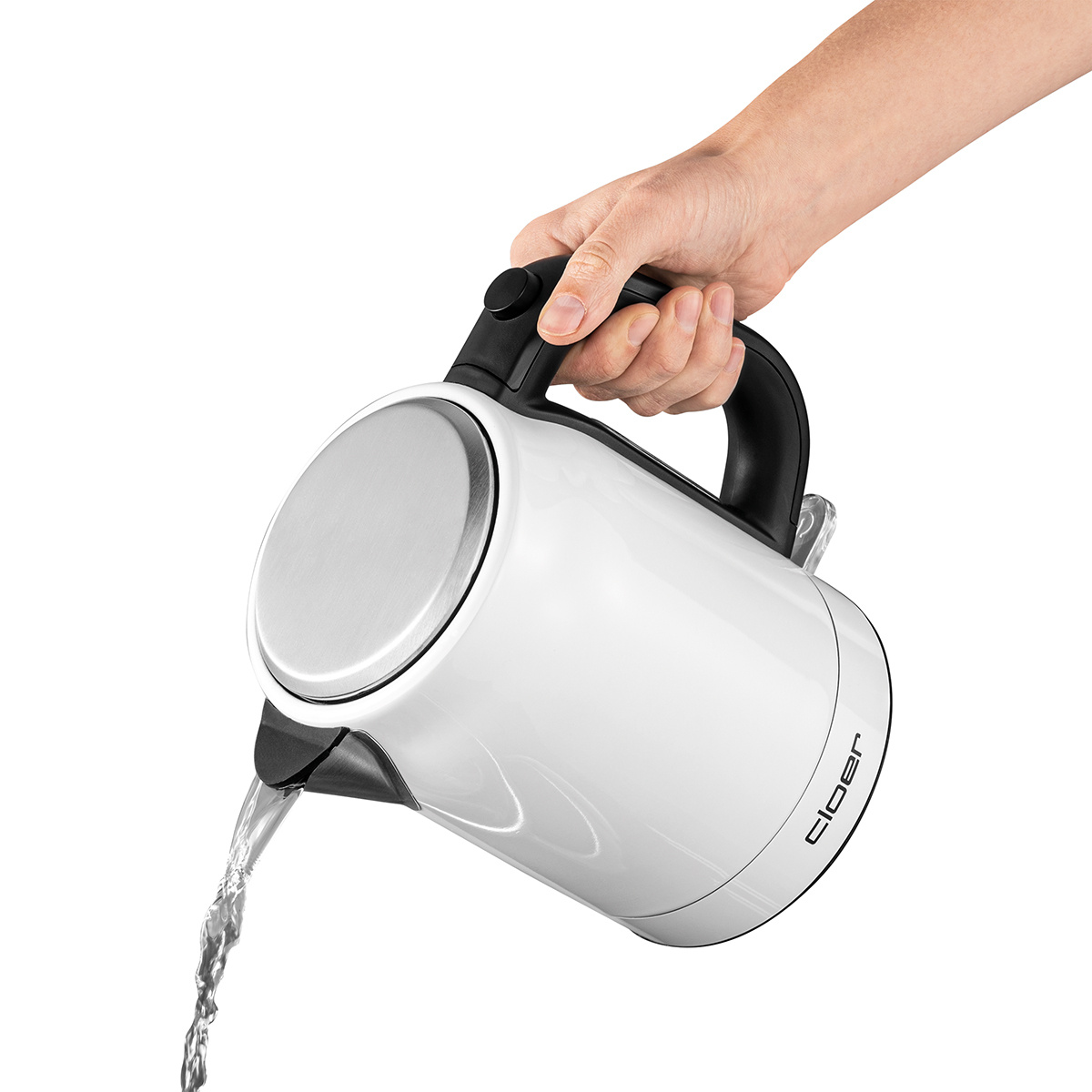 Biały czajnik nalewa wodę. Czarny uchwyt. Widoczna marka Cloer. Woda wypływa z dziobka.