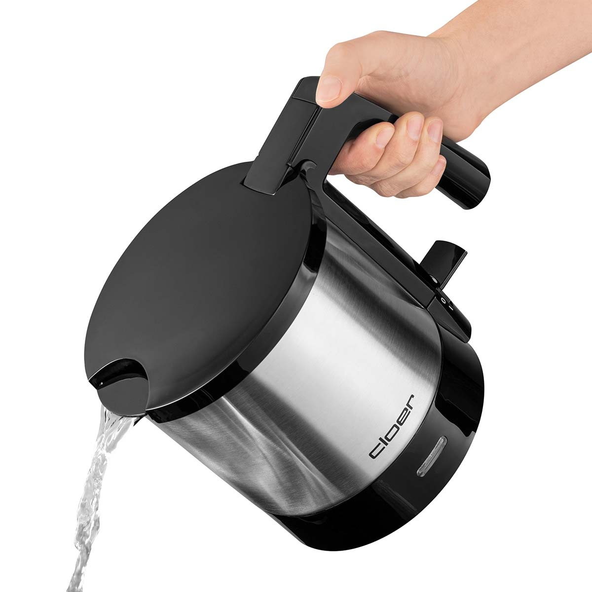 Elektrischer Edelstahl-Wasserkocher beim Ausgießen. Schwarze Akzente, weißer Hintergrund.