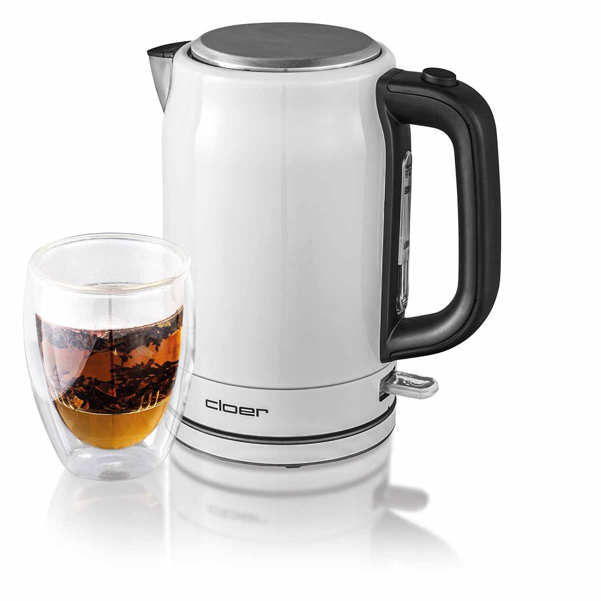 Biały czajnik elektryczny obok szklanki herbaty.