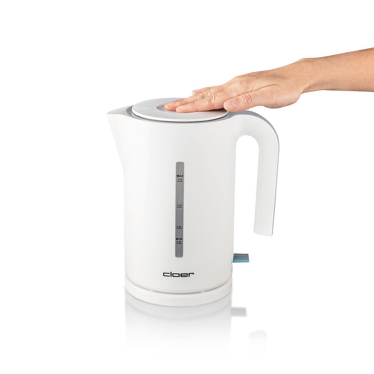 Weißer Wasserkocher, Hand berührt den Deckel. Der Wasserkocher hat Wasserstandmarkierungen.