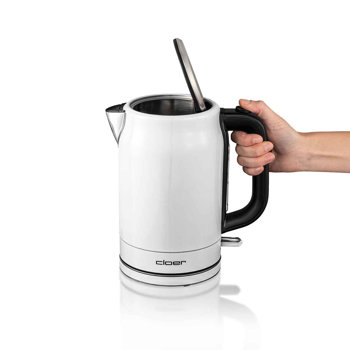 Biały czajnik z otwartą pokrywą. Ręka trzyma uchwyt. Marka Cloer. Czarny uchwyt. Srebrna góra.