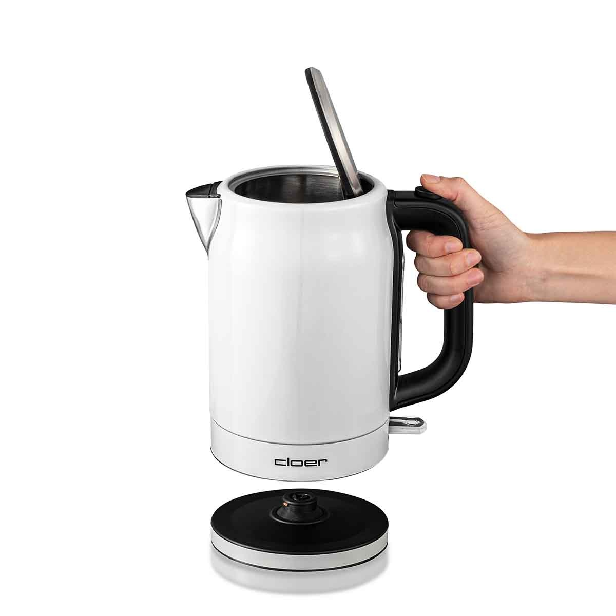 Biały czajnik elektryczny z czarnym uchwytem i podstawą; pokrywa uchylona.