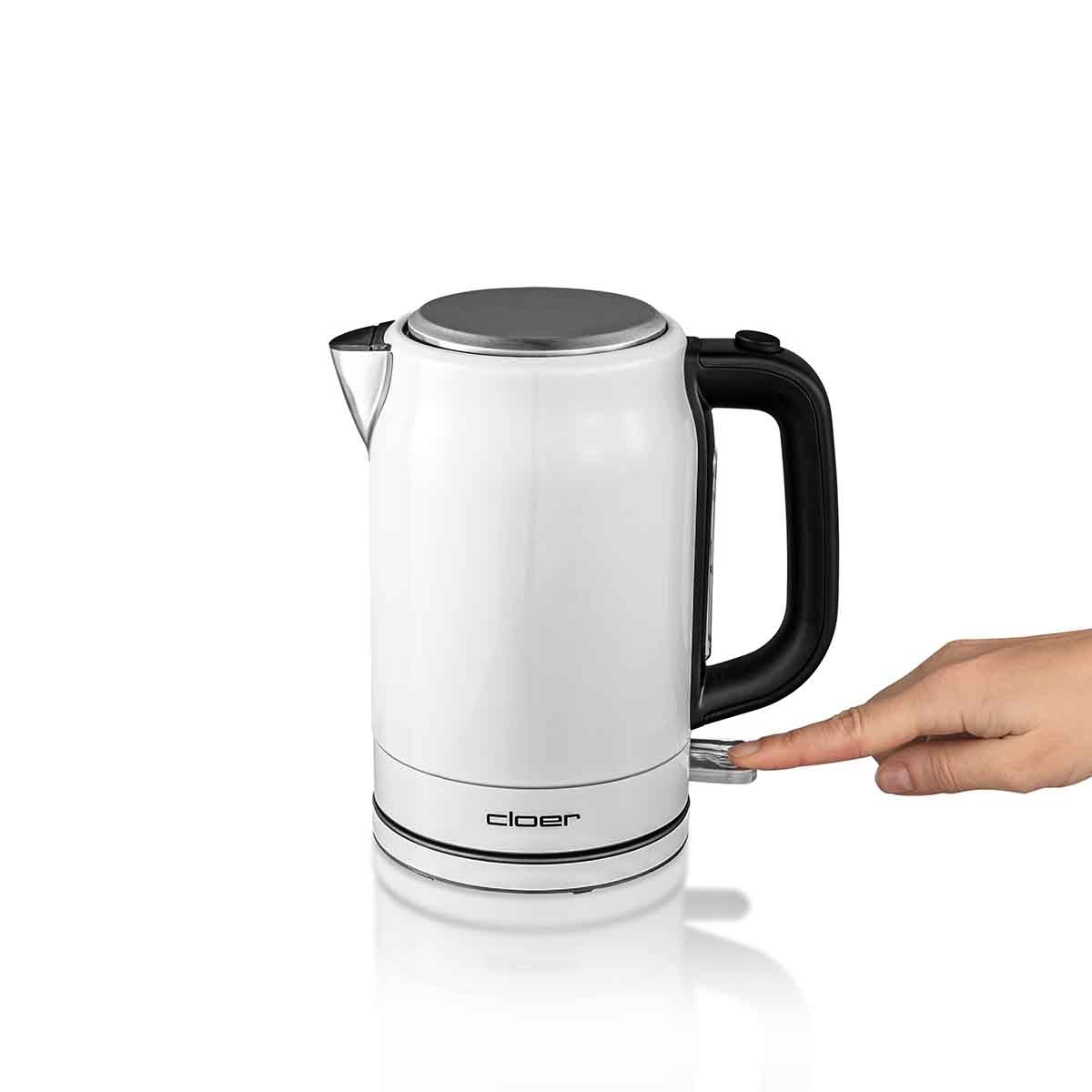 Biały czajnik włączany. Palec naciska przycisk. Marka Cloer. Czarny uchwyt. Srebrna góra.