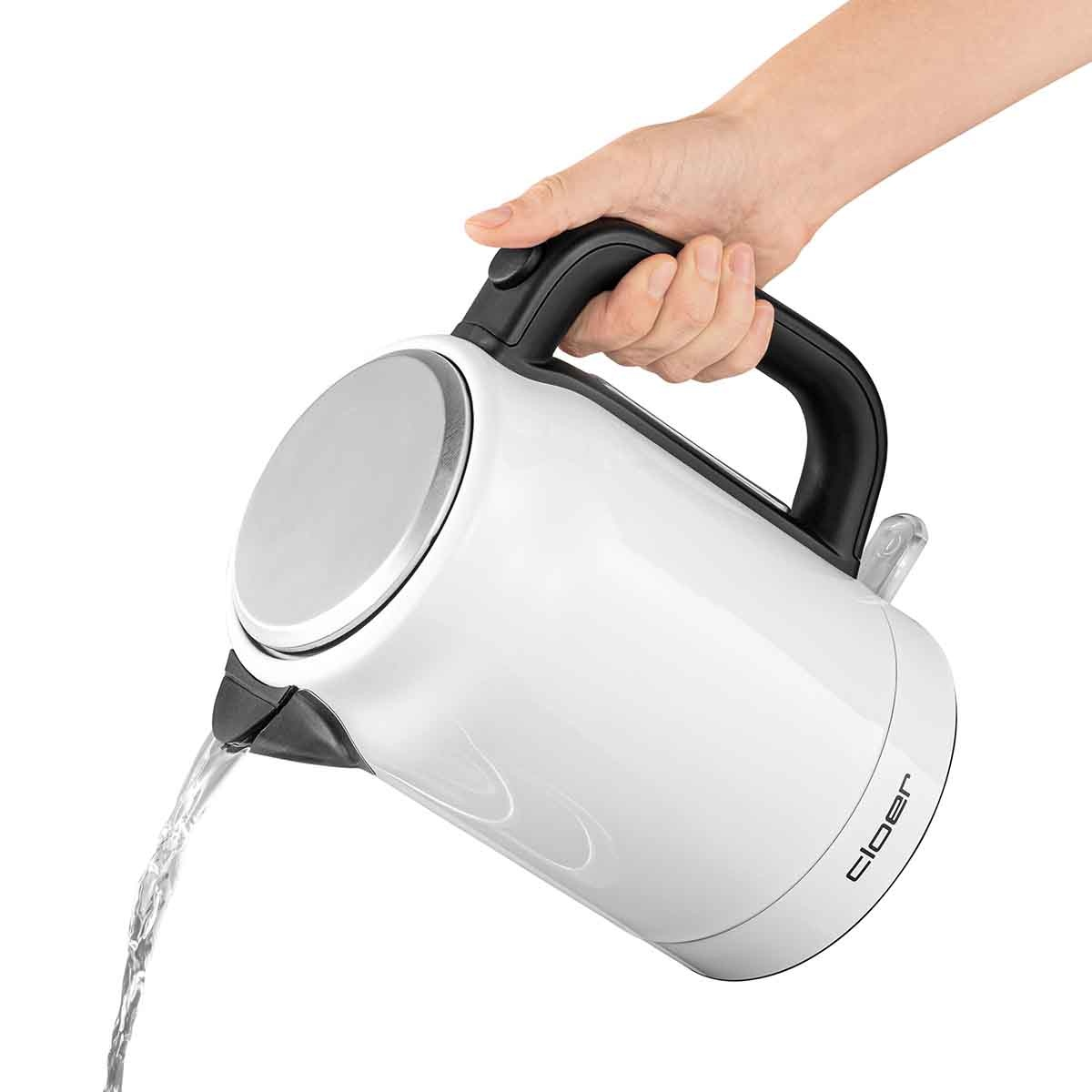 Biały czajnik nalewa wodę. Czarny uchwyt. Widoczna marka Cloer. Woda wypływa z dziobka.