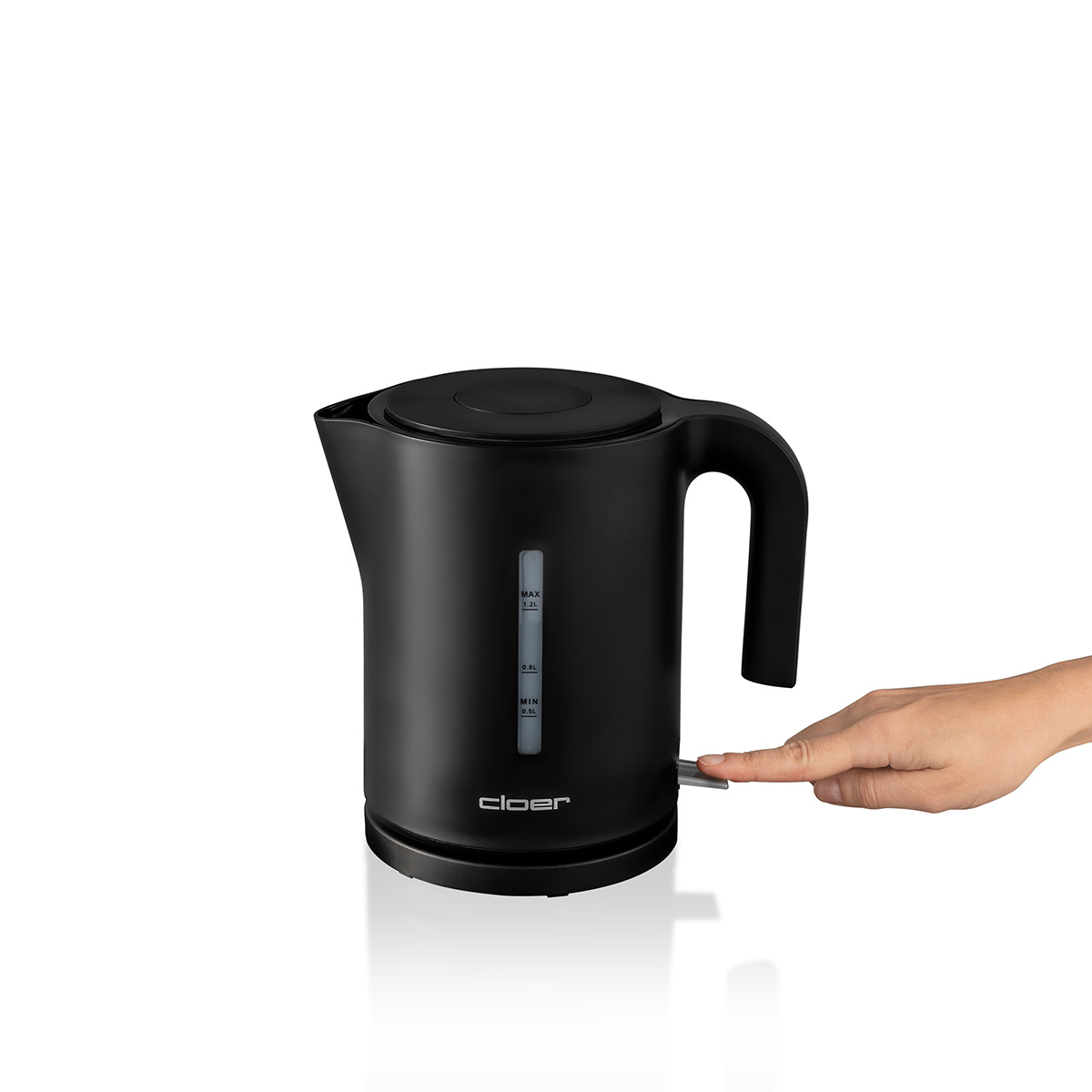 Schwarzer Wasserkocher mit einer Hand, die den Knopf drückt.