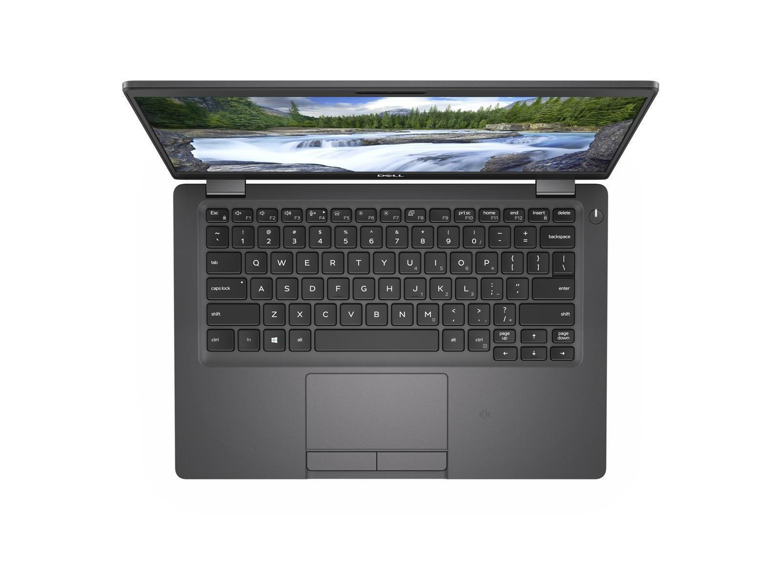 Laptop offen, Draufsicht, Tastatur sichtbar, mit Bildschirm, der eine Landschaft zeigt.