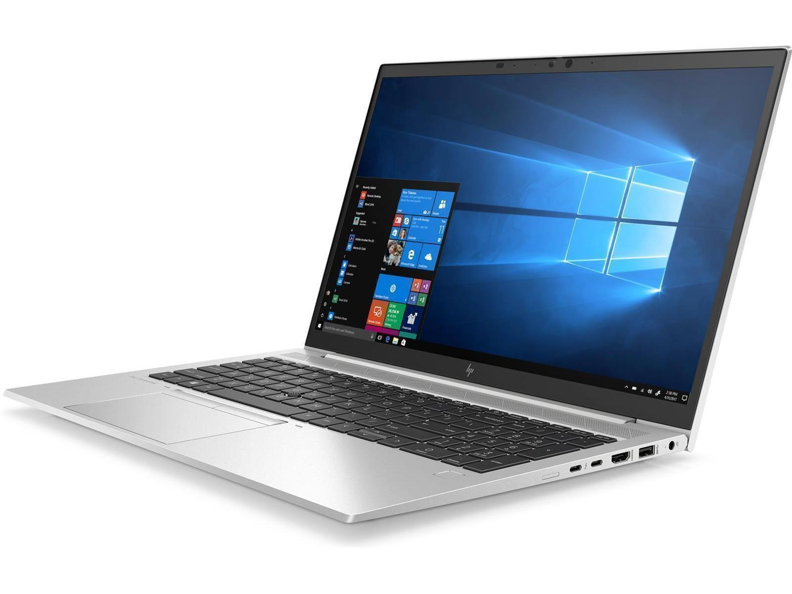 Silberner Laptop, offen, zeigt Windows-Desktop. Weißer Hintergrund. HP-Logo sichtbar.