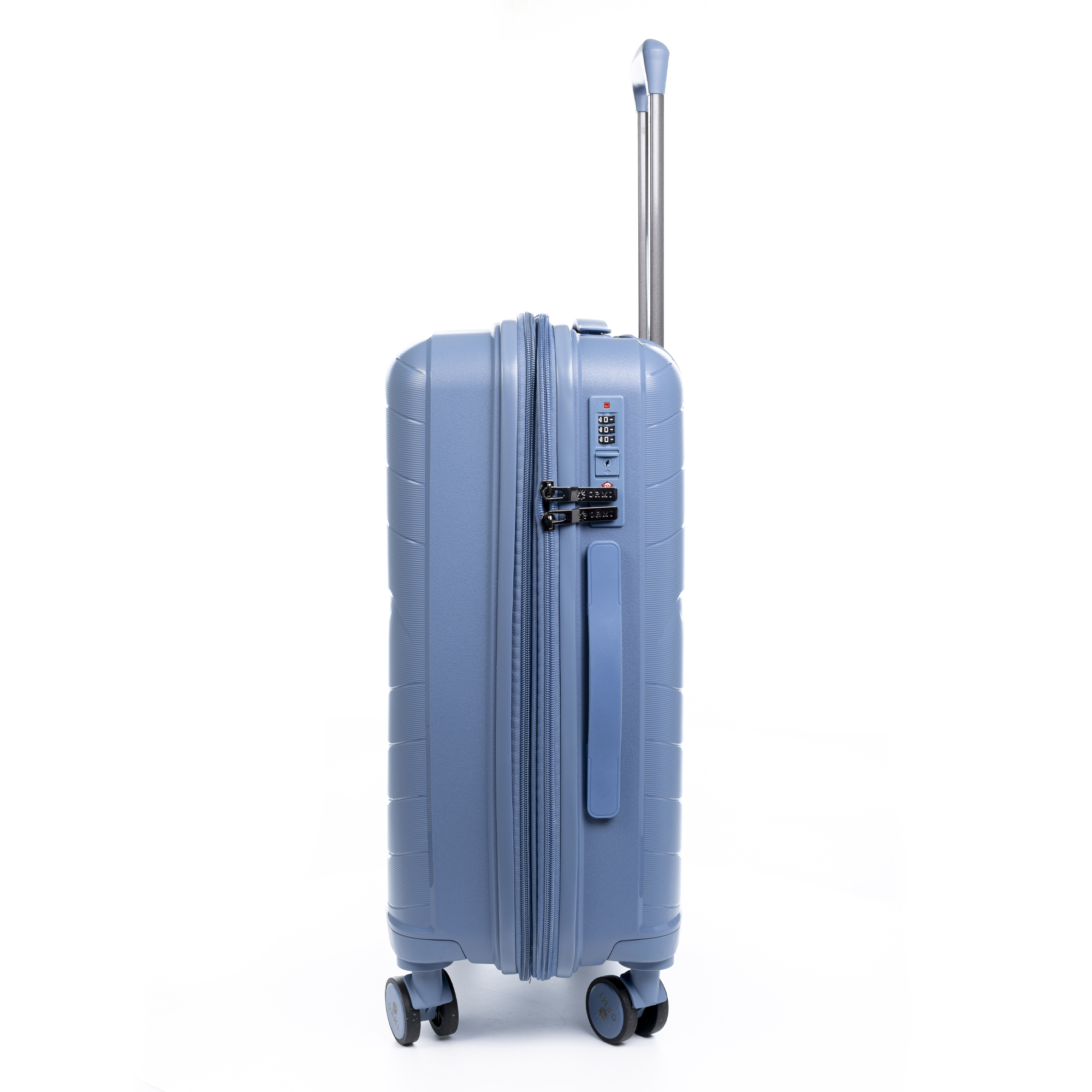Maleta azul con asa extendida, ruedas y cerradura de combinación, sobre fondo blanco.