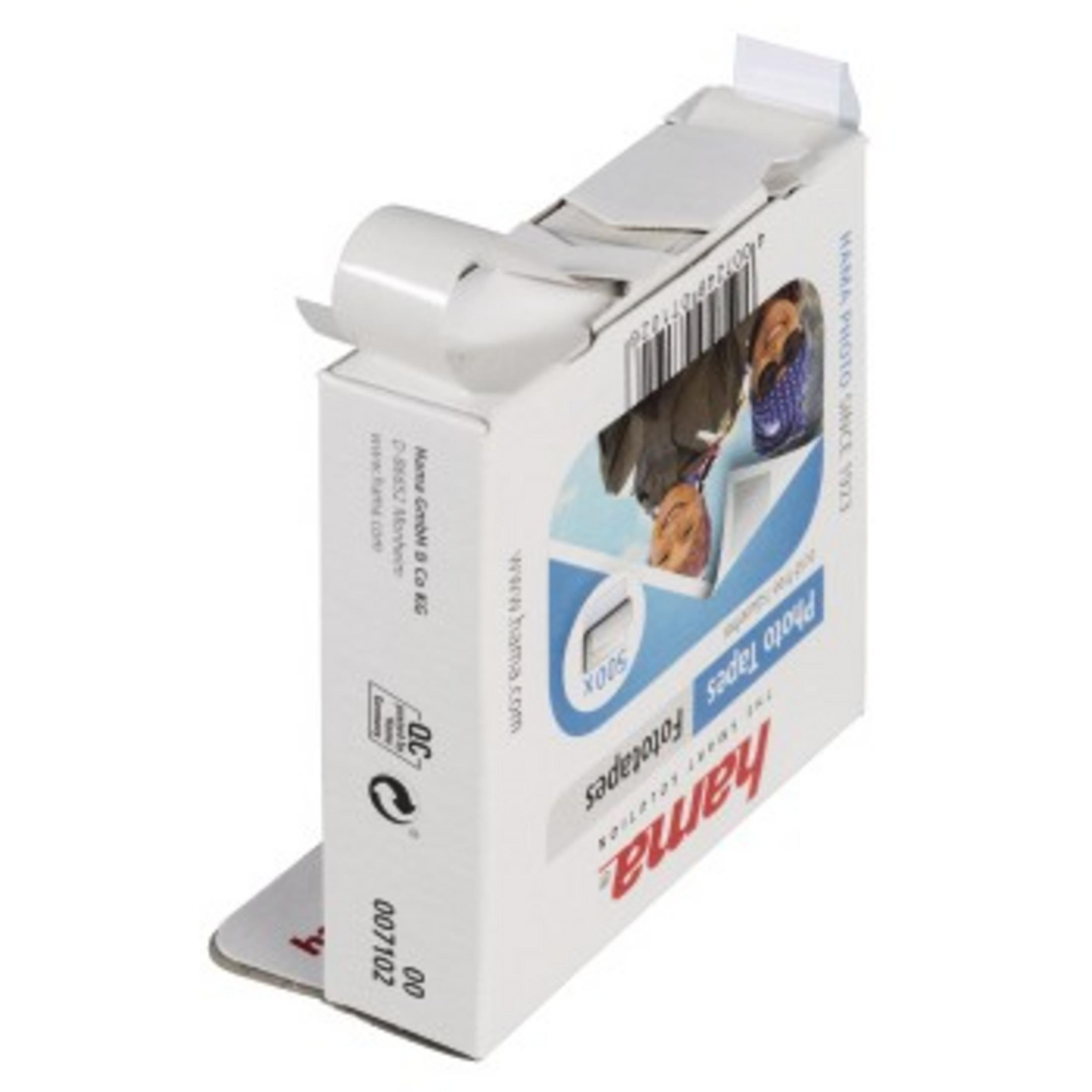 Biało-niebieskie pudełko taśmy fotograficznej Hama. Znajduje się w pozycji ukośnej, pokazując produkt.