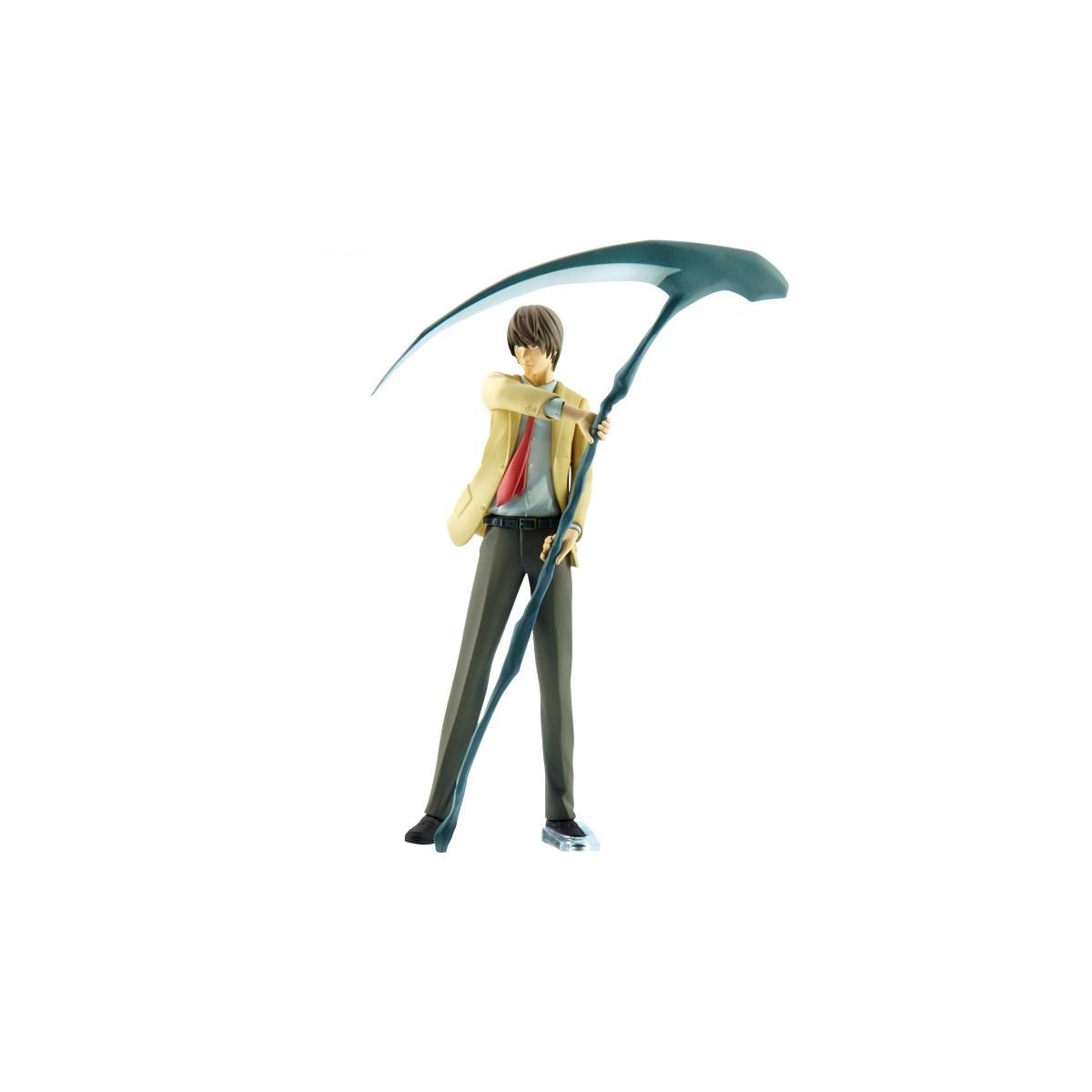 Figurka anime przedstawiająca mężczyznę trzymającego kosę. Mężczyzna ma na sobie beżową kurtkę, białą koszulę i ciemne spodnie.